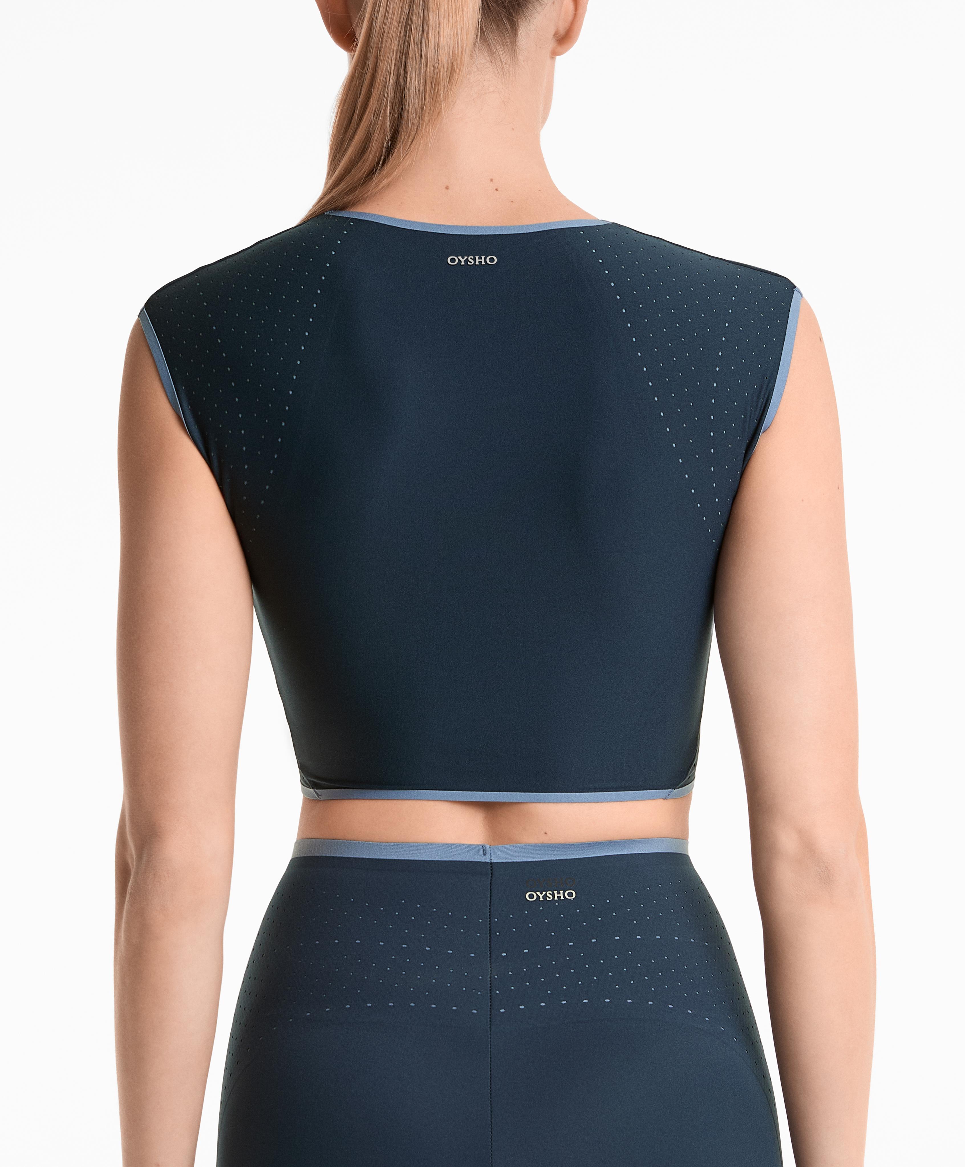 Perfect-adapt perforated tank top with cups