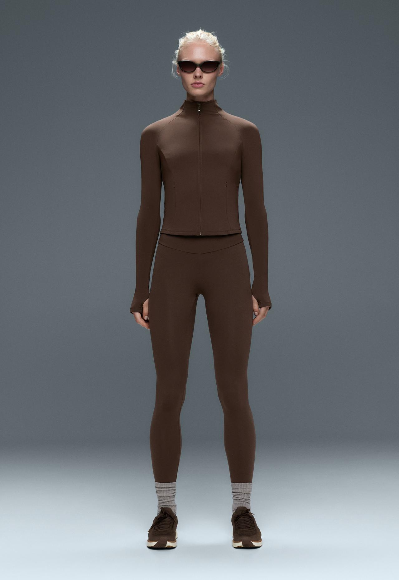 Short light warm technical jacket — DARK REDDISH‑BROWN
