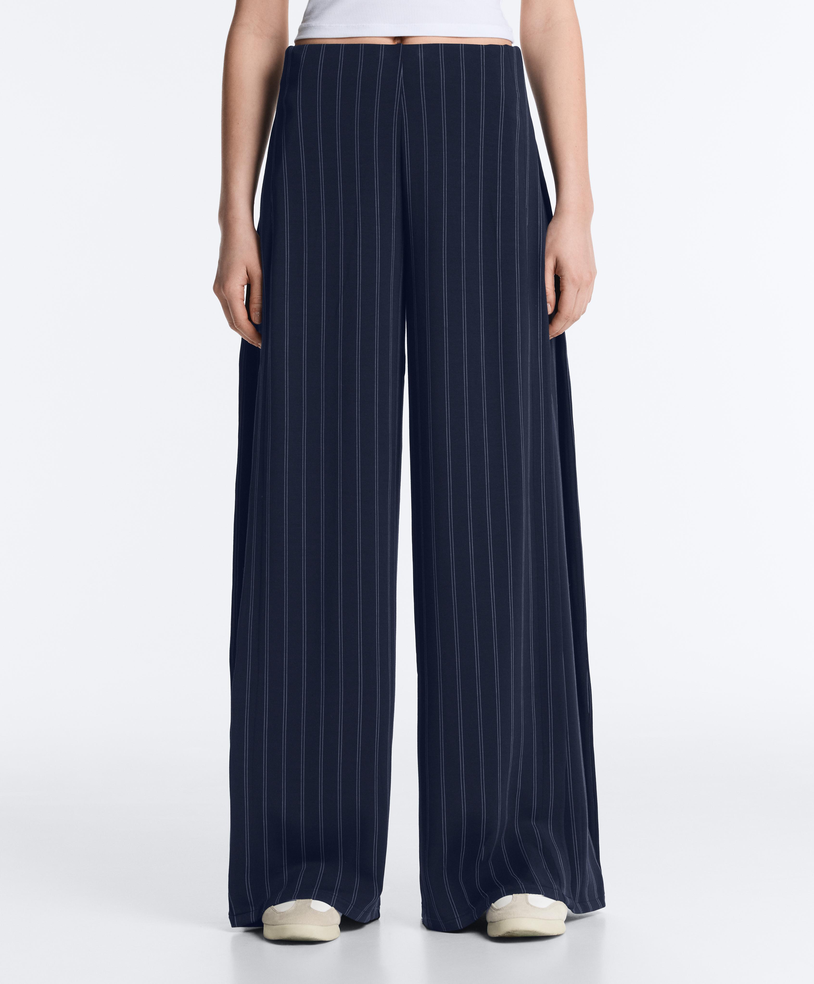 Pantalon large à pli latéral en modal au toucher doux