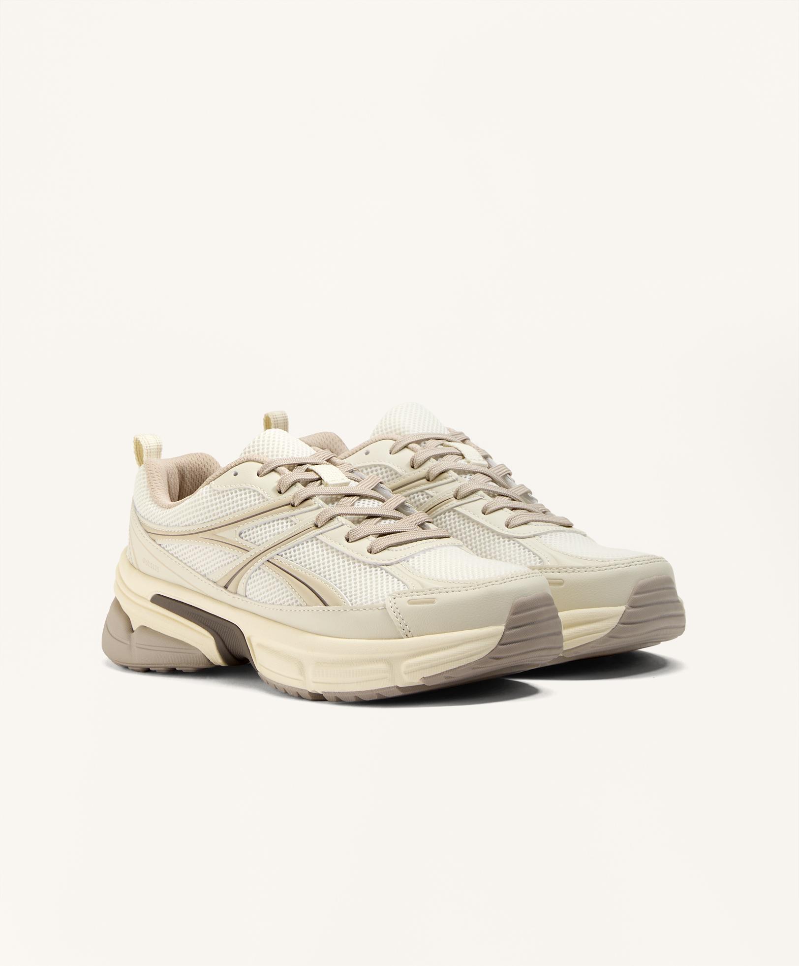 حذاء رياضي طراز جري