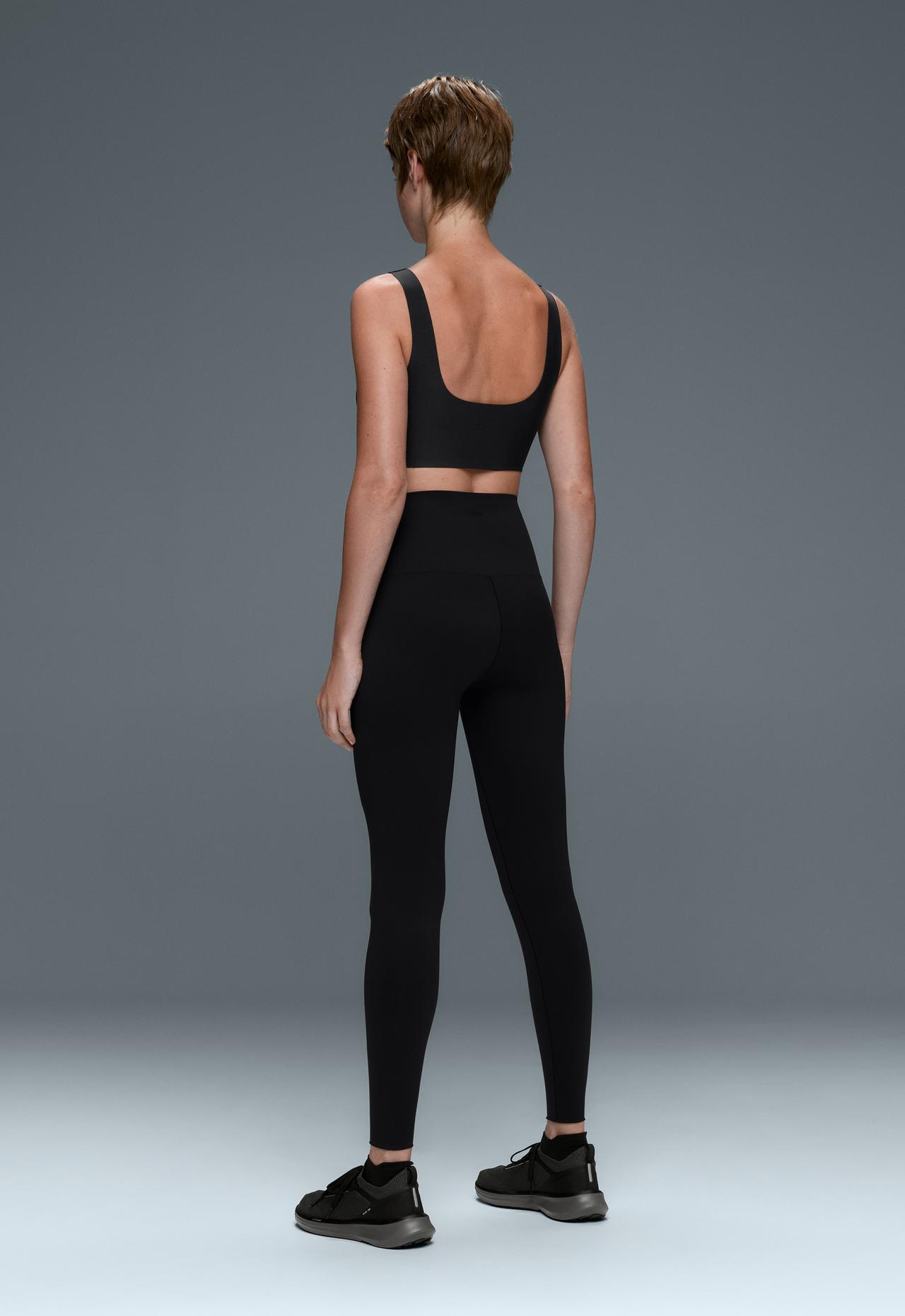 Perfect-adapt medium-support sports bra with cups — BLACK