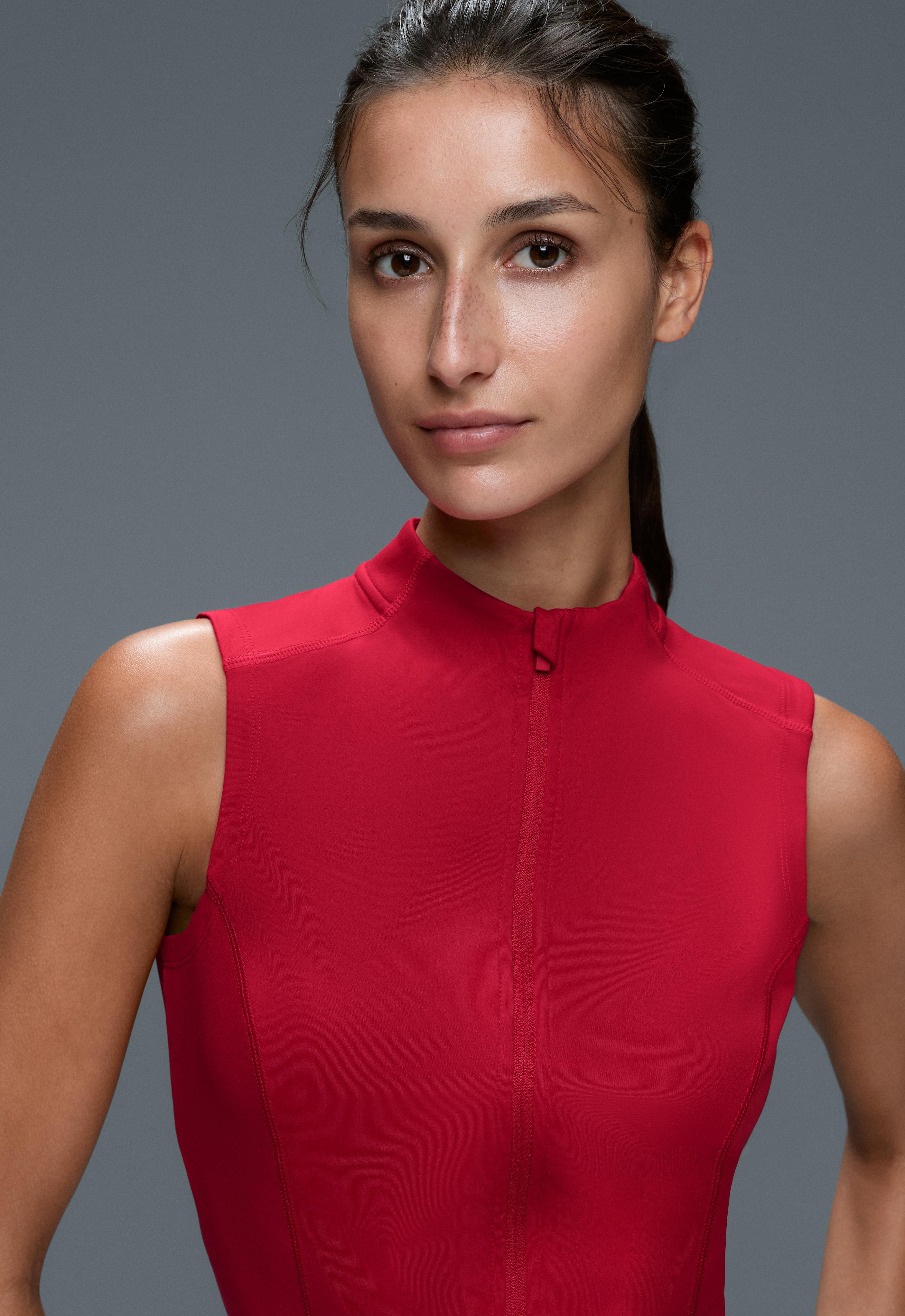 Sleeveless zip T-shirt — STRAWBERRY