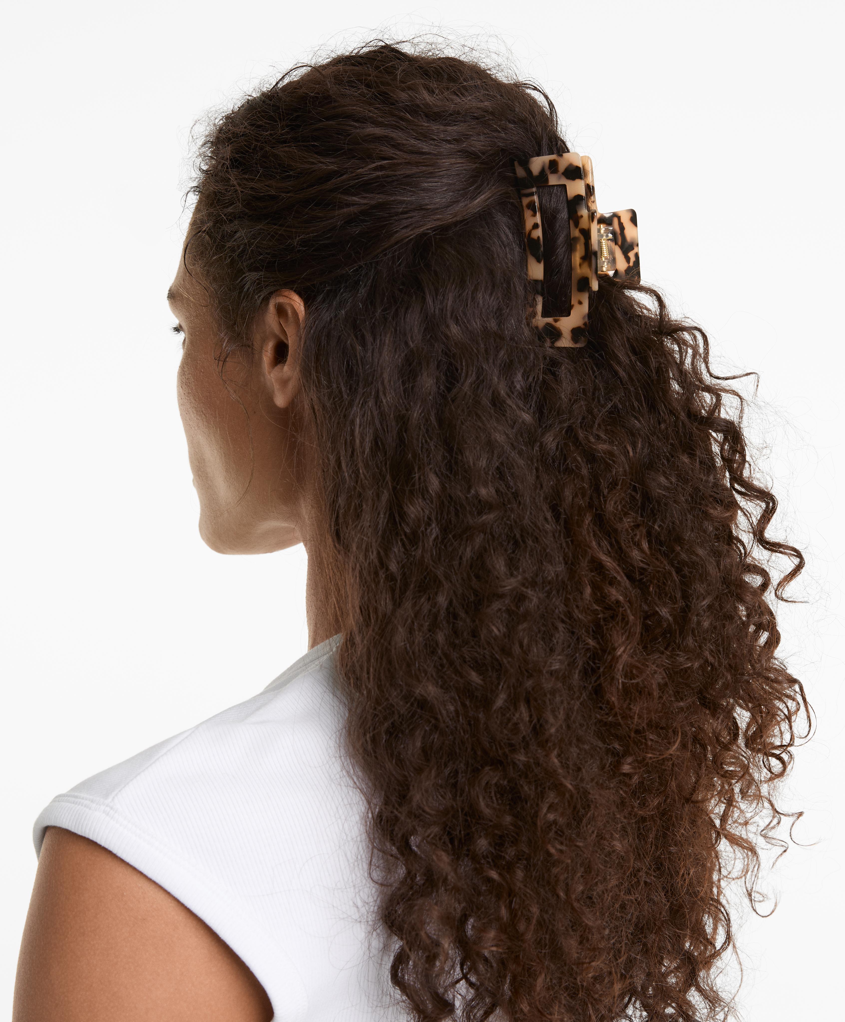 סיכה קטנה לשיער בצורת ריבוע עם אפקט שריון צב - סוף עונה סיכה קטנה לשיער בצורת ריבוע עם אפקט שריון צב - סוף עונה