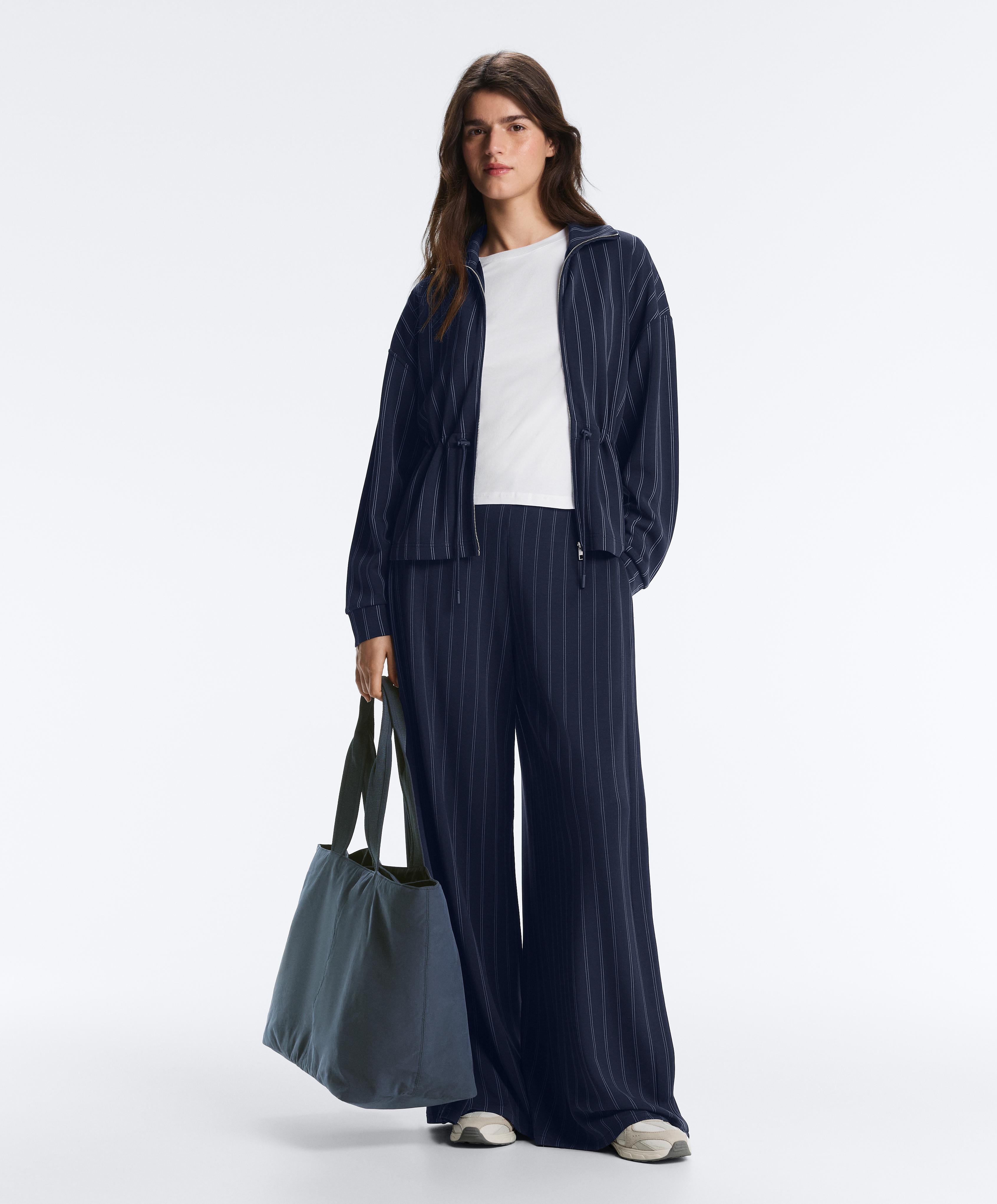 Chaqueta cintura ajustable cuello subido con modal tacto suave