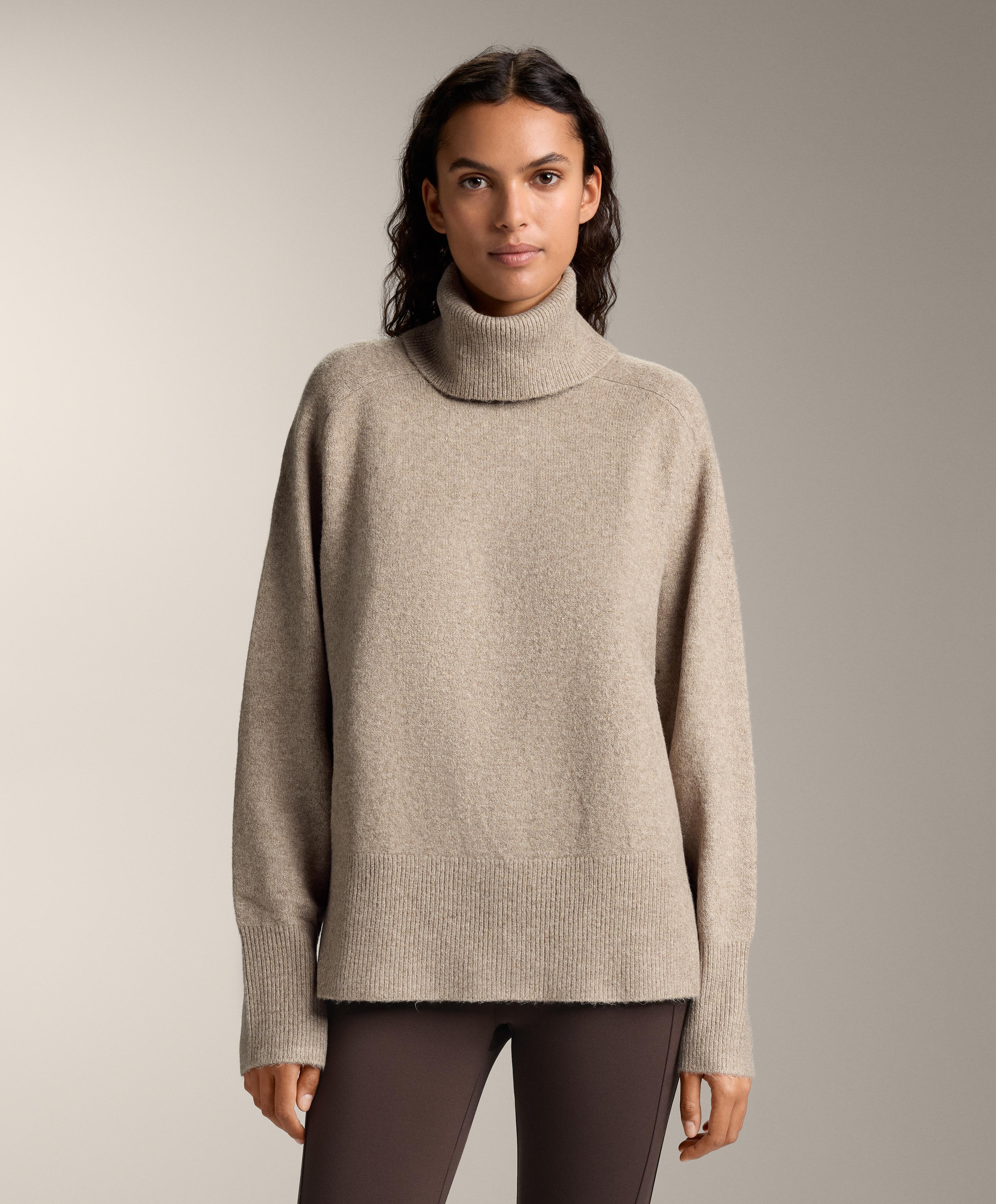 ПРЕДИМЕНЗИОНИРАН ПЛЕТЕН ЏЕМПЕР СО РОЛ-ЈАКА ПРЕДИМЕНЗИОНИРАН ПЛЕТЕН ЏЕМПЕР СО РОЛ-ЈАКА