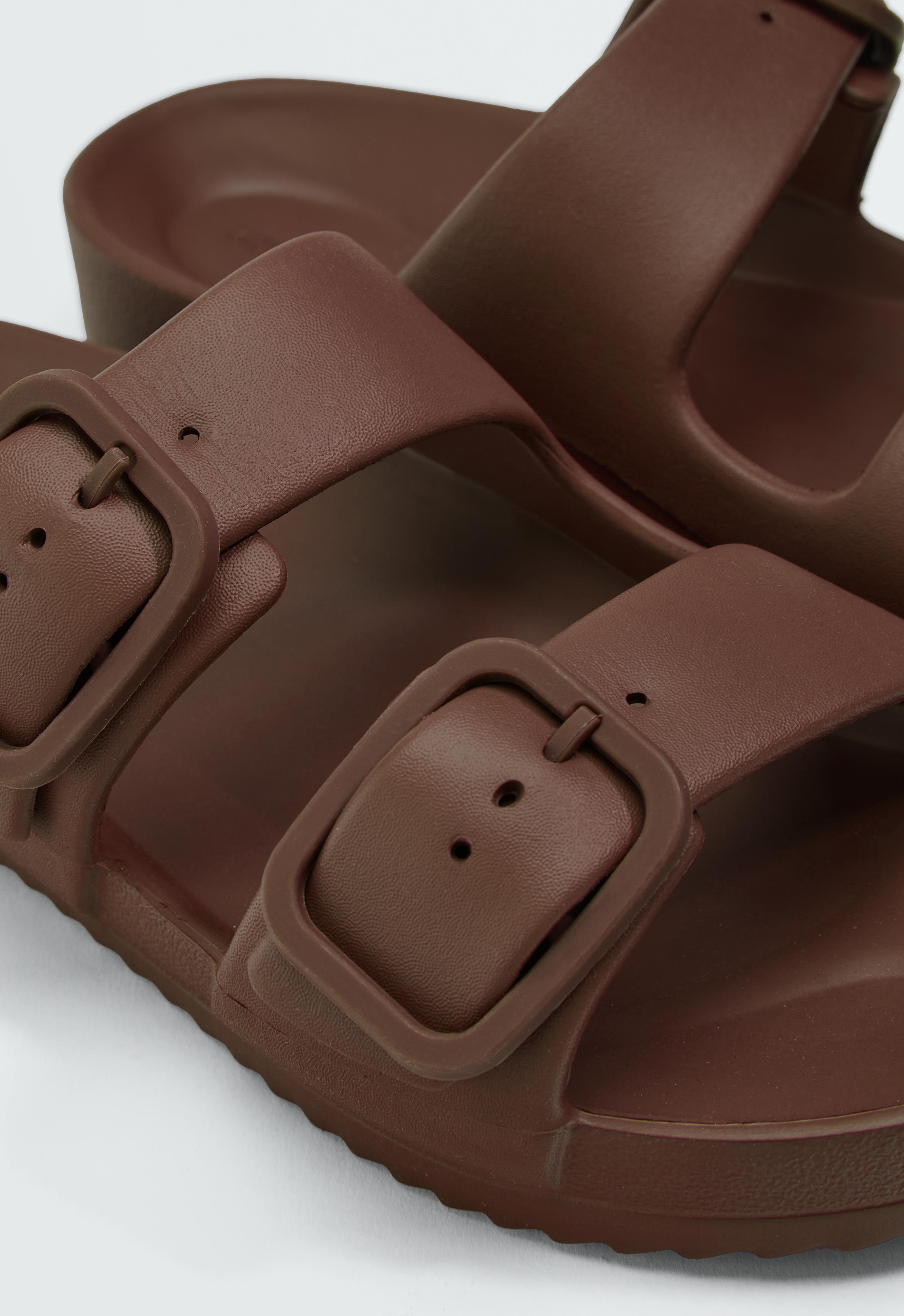 Buckle beach sandals — BROWN