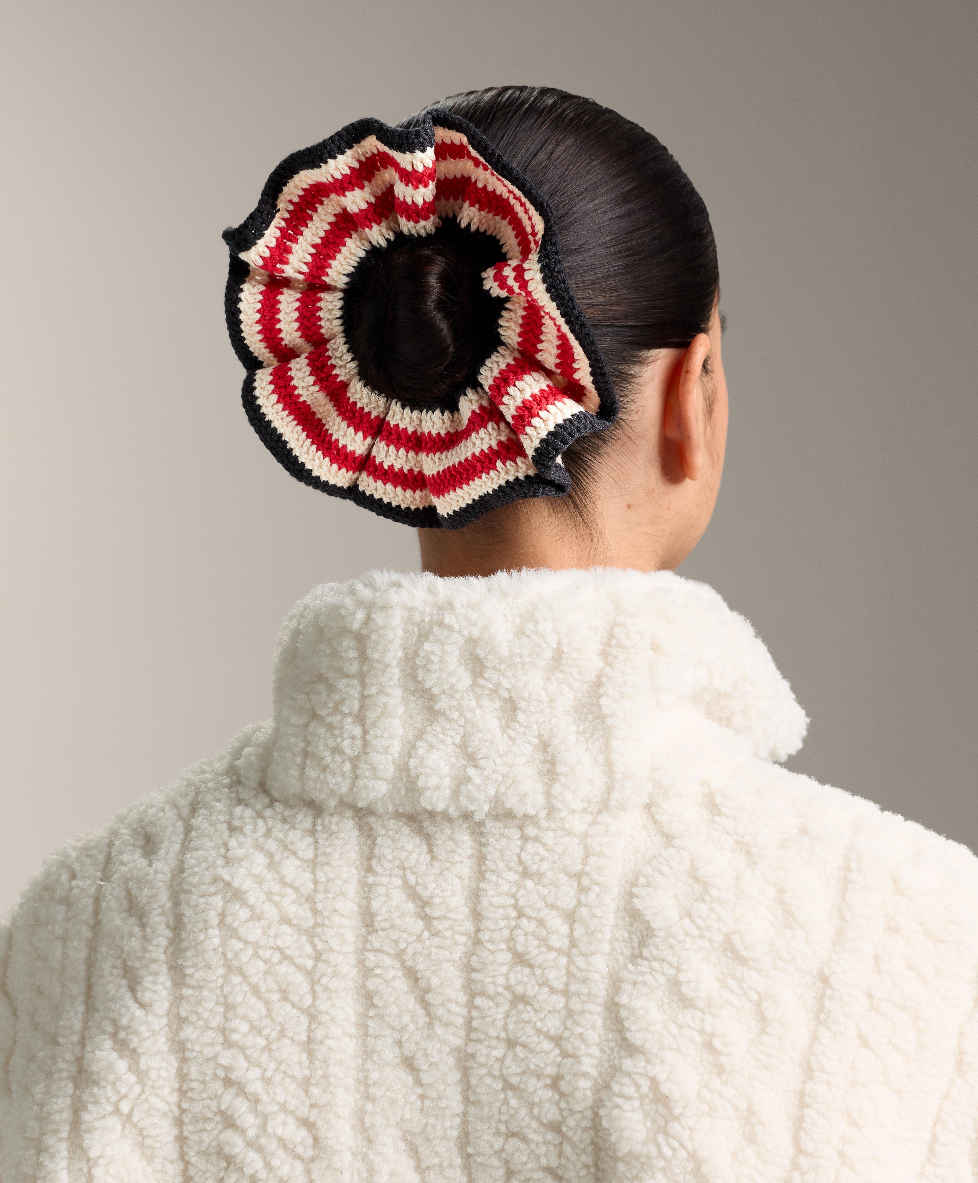 1 prugasta gumica za kosu od Pletena tkanina 1 prugasta gumica za kosu od Pletena tkanina