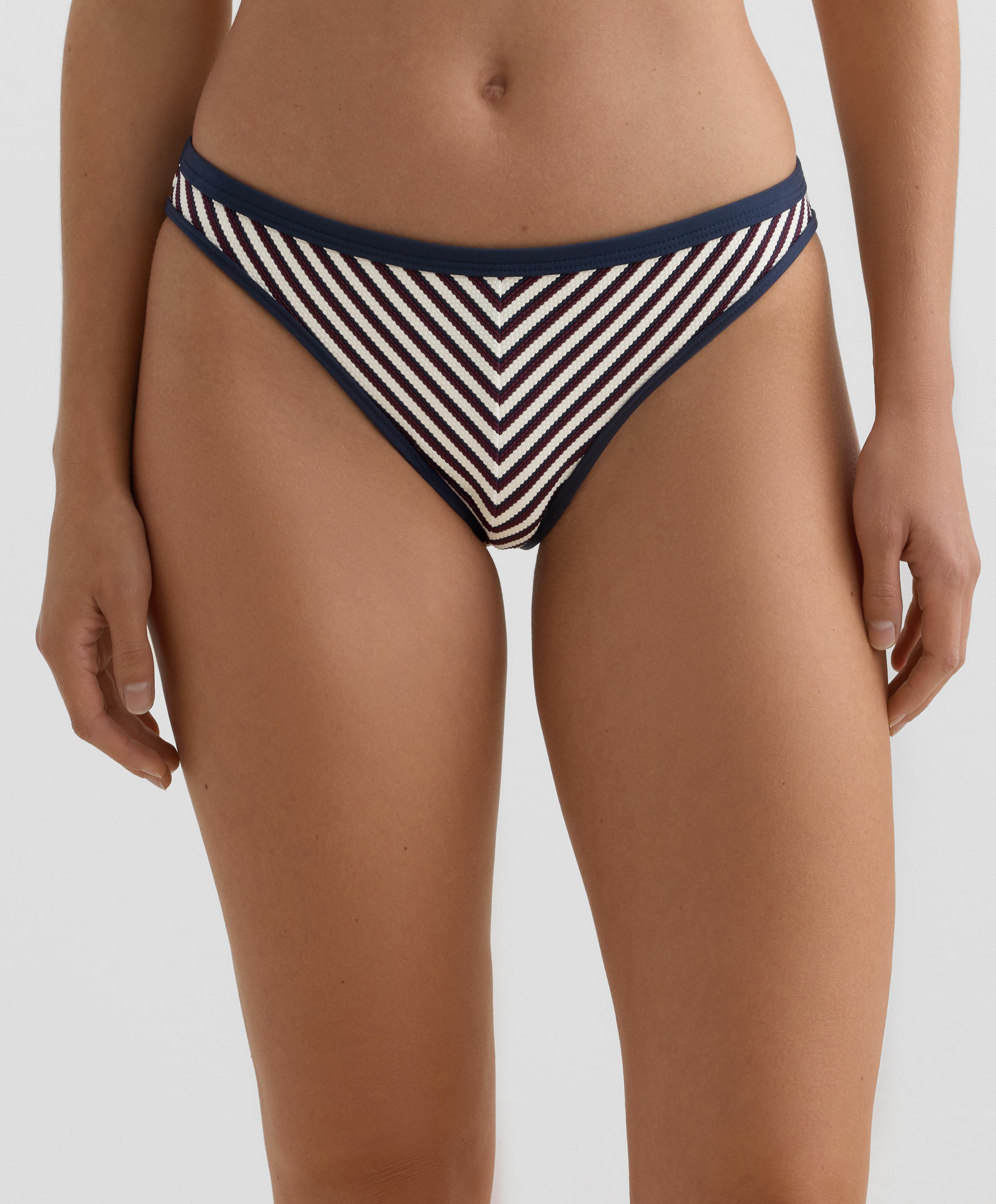 Bikiny, klasické nohavičky, pruhovaná štruktúra, lemovanie Bikiny, klasické nohavičky, pruhovaná štruktúra, lemovanie