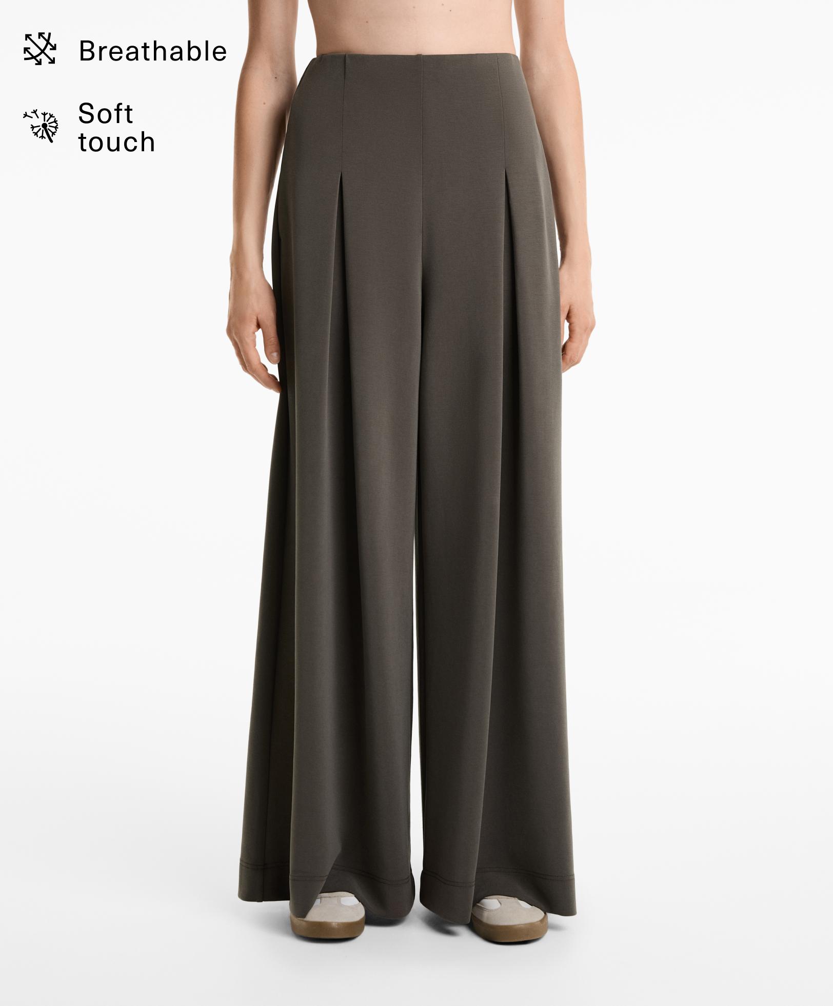 Calças wide leg com pregas em tecido com modal suave ao toque