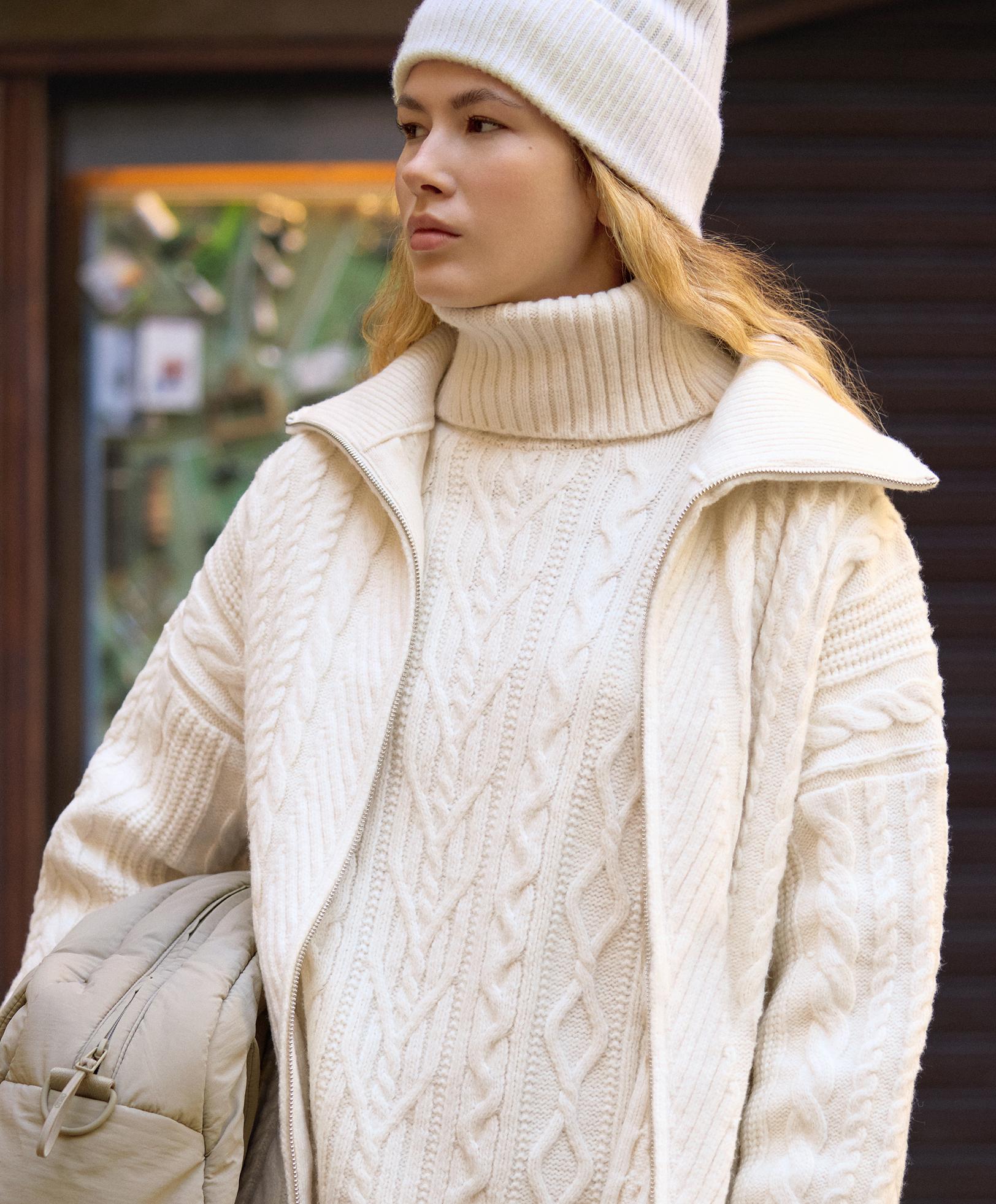 Chaqueta punto cuello alto cables