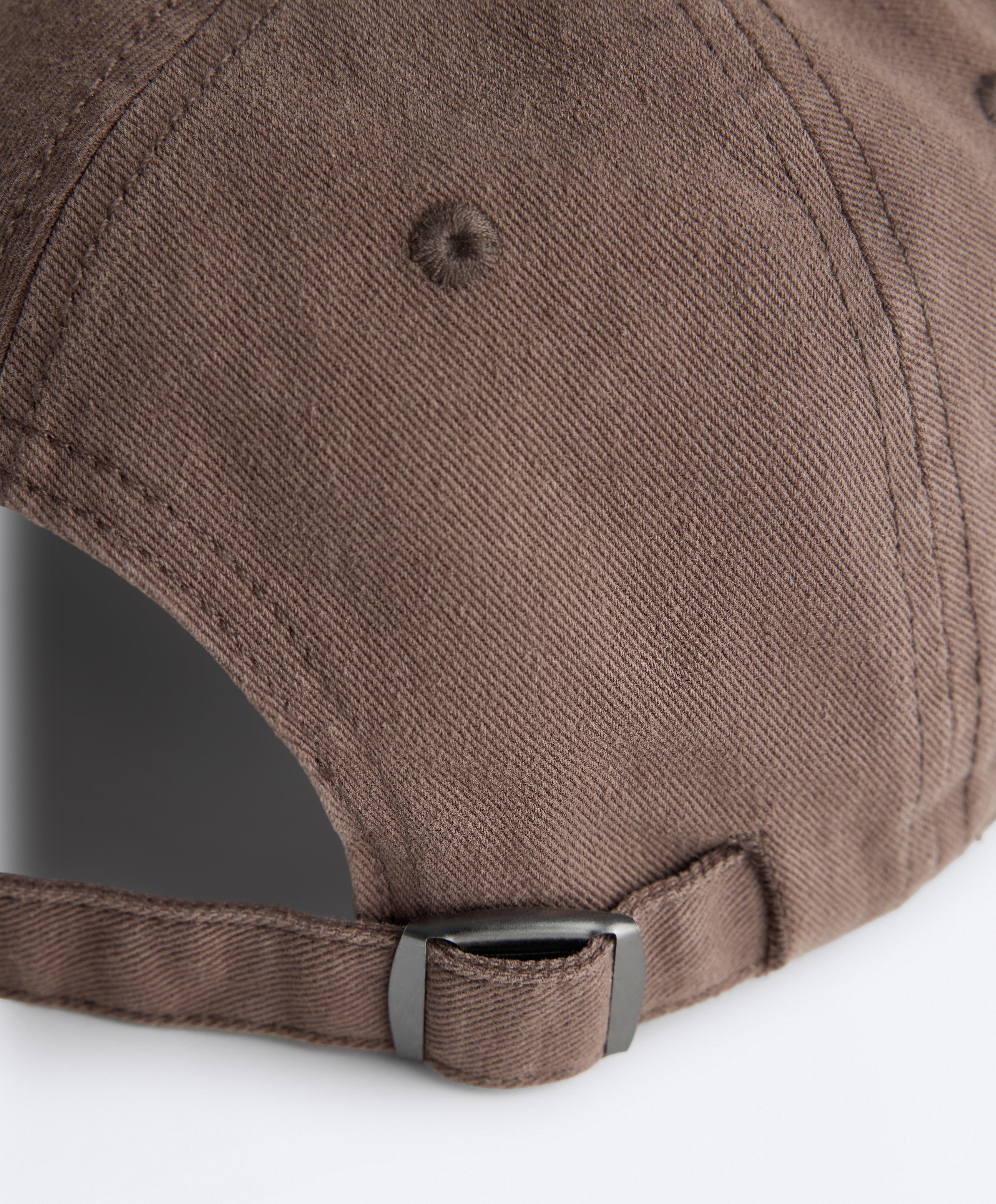 Washed-effect 100% cotton cap — BROWN