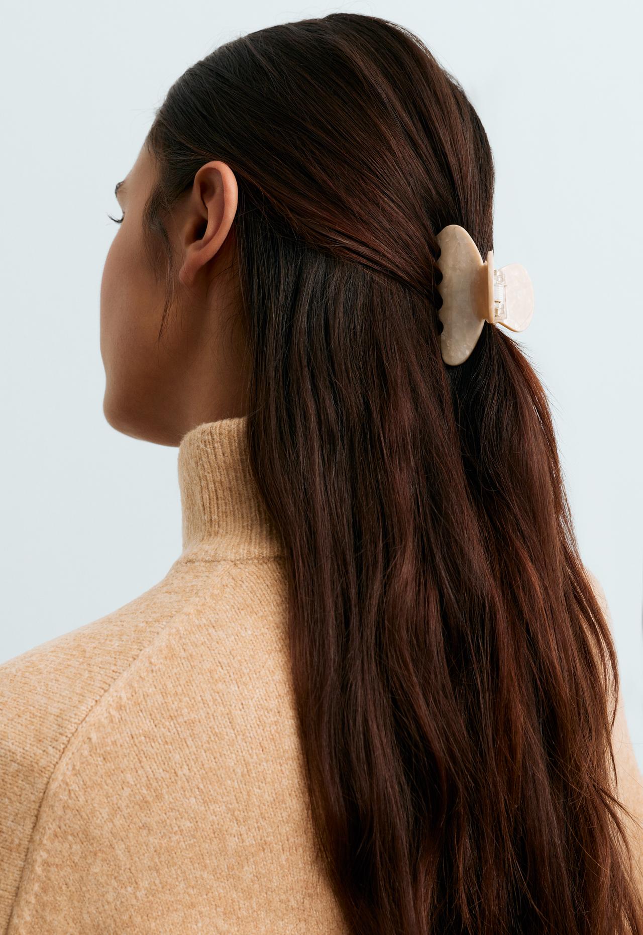 Marble-effect hair clasp — ALMOND