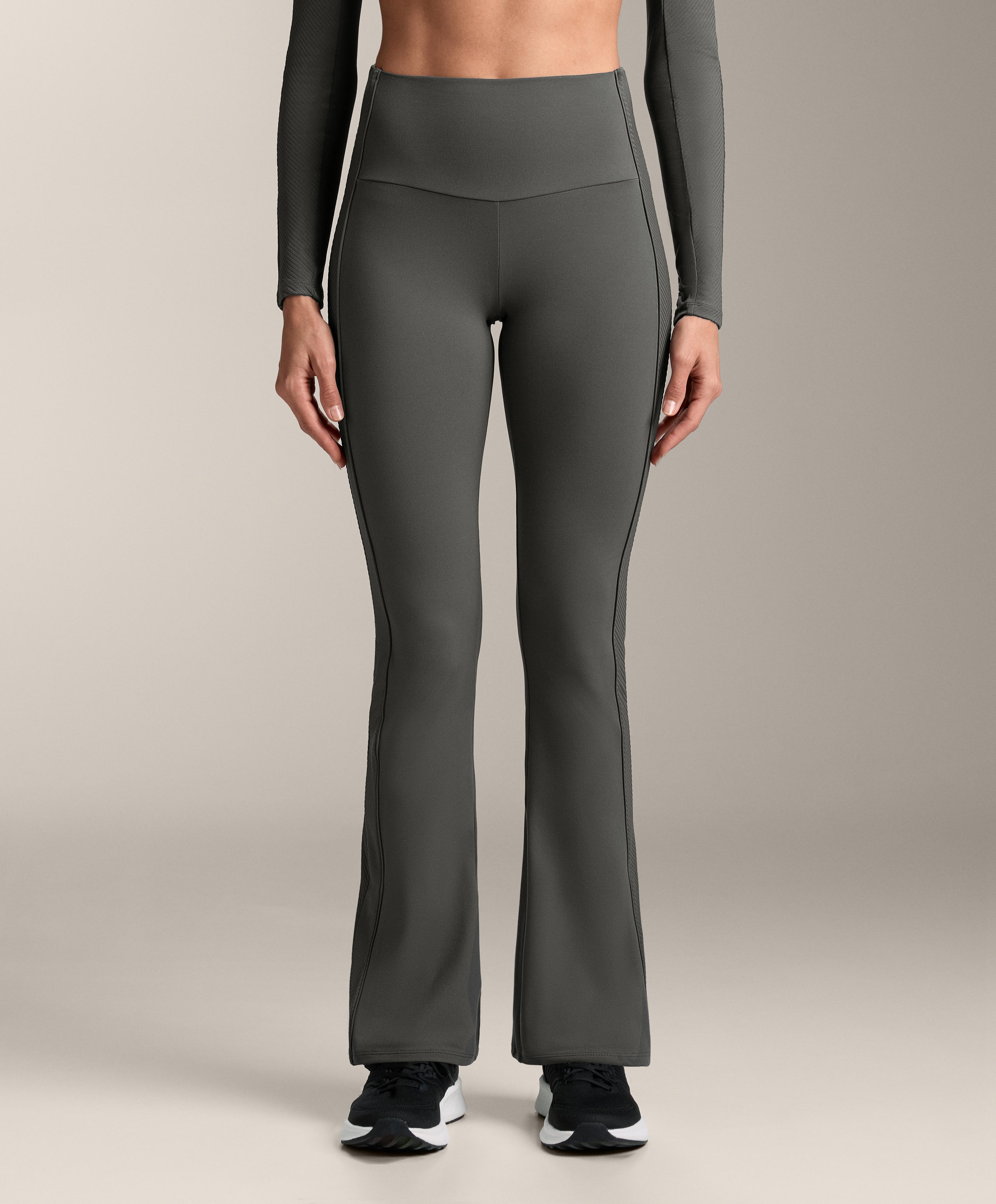 Pantalone flare high rise Comfortlux rib lateral Pantalone flare high rise Comfortlux rib lateral