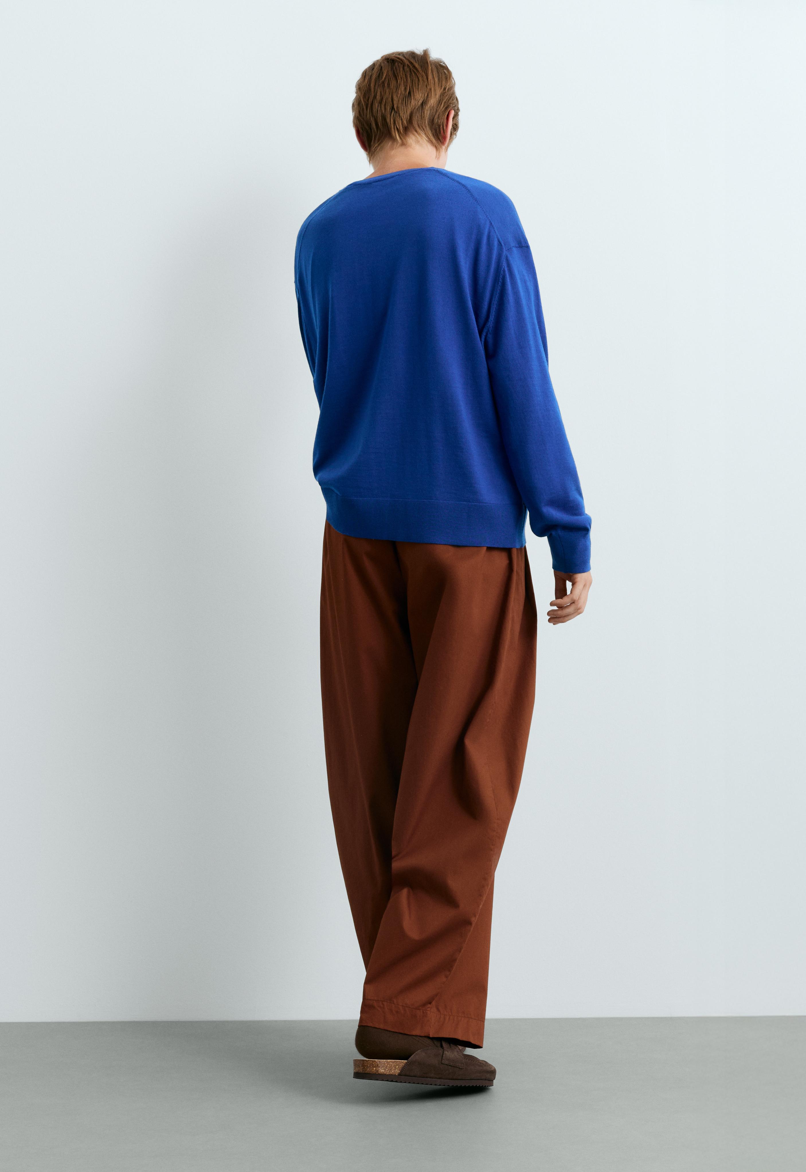 100% wool V-neck knit jumper — COBALT