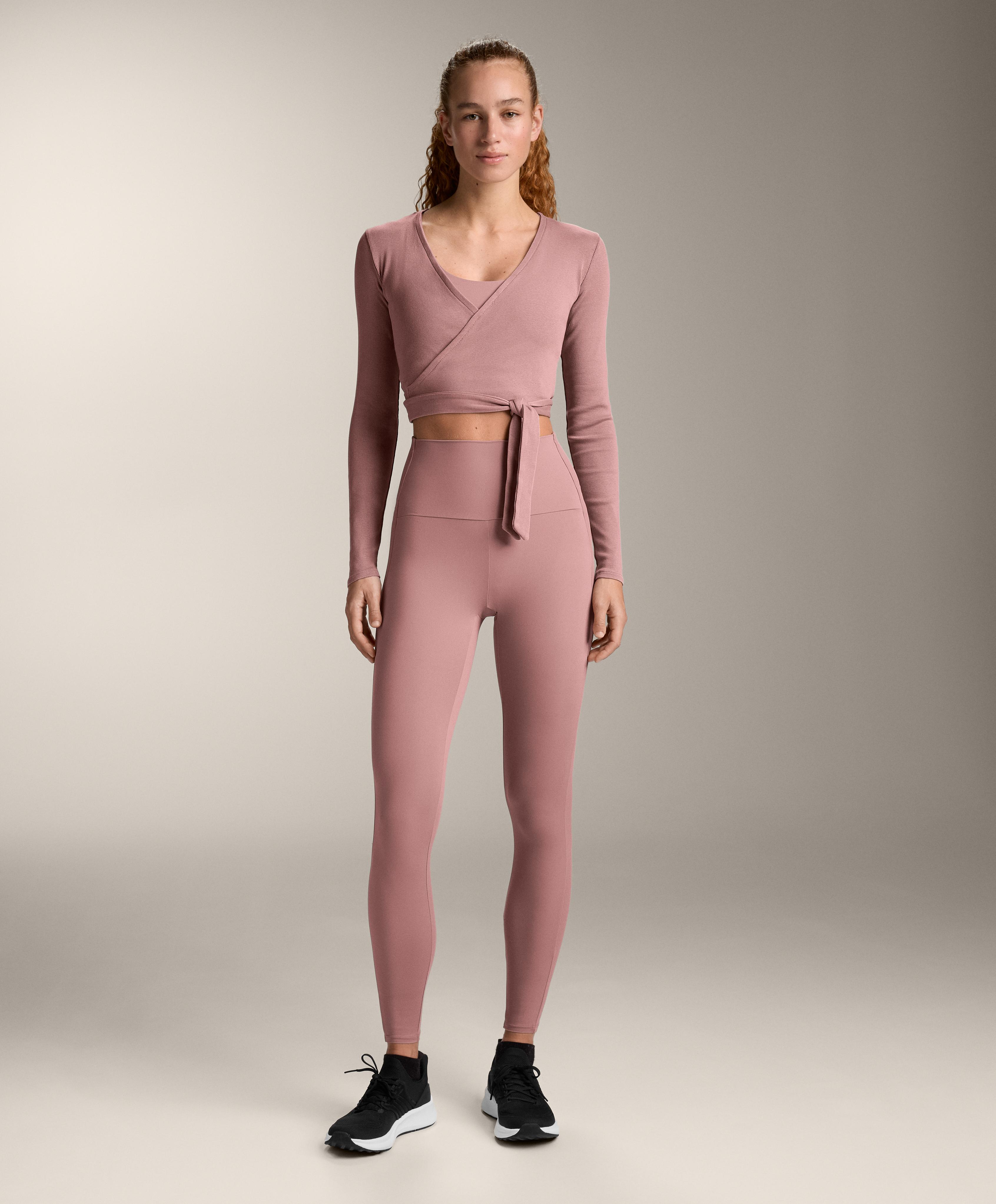 تيشيرت متداخل مضلع ممزوج بالقطن