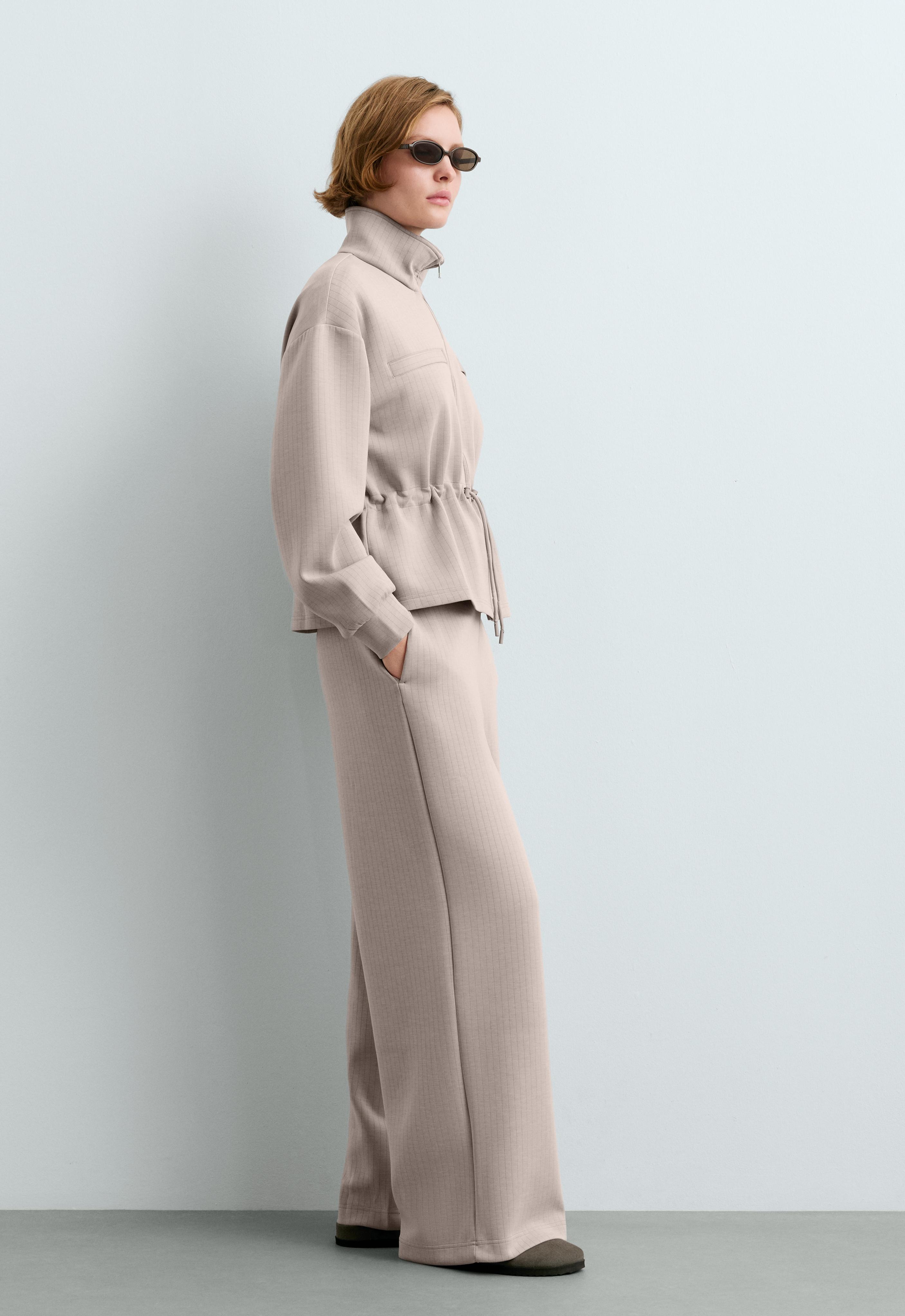 Kurze Jacke mit Modal und Nadelstreifen-Print Kurze Jacke mit Modal und Nadelstreifen-Print