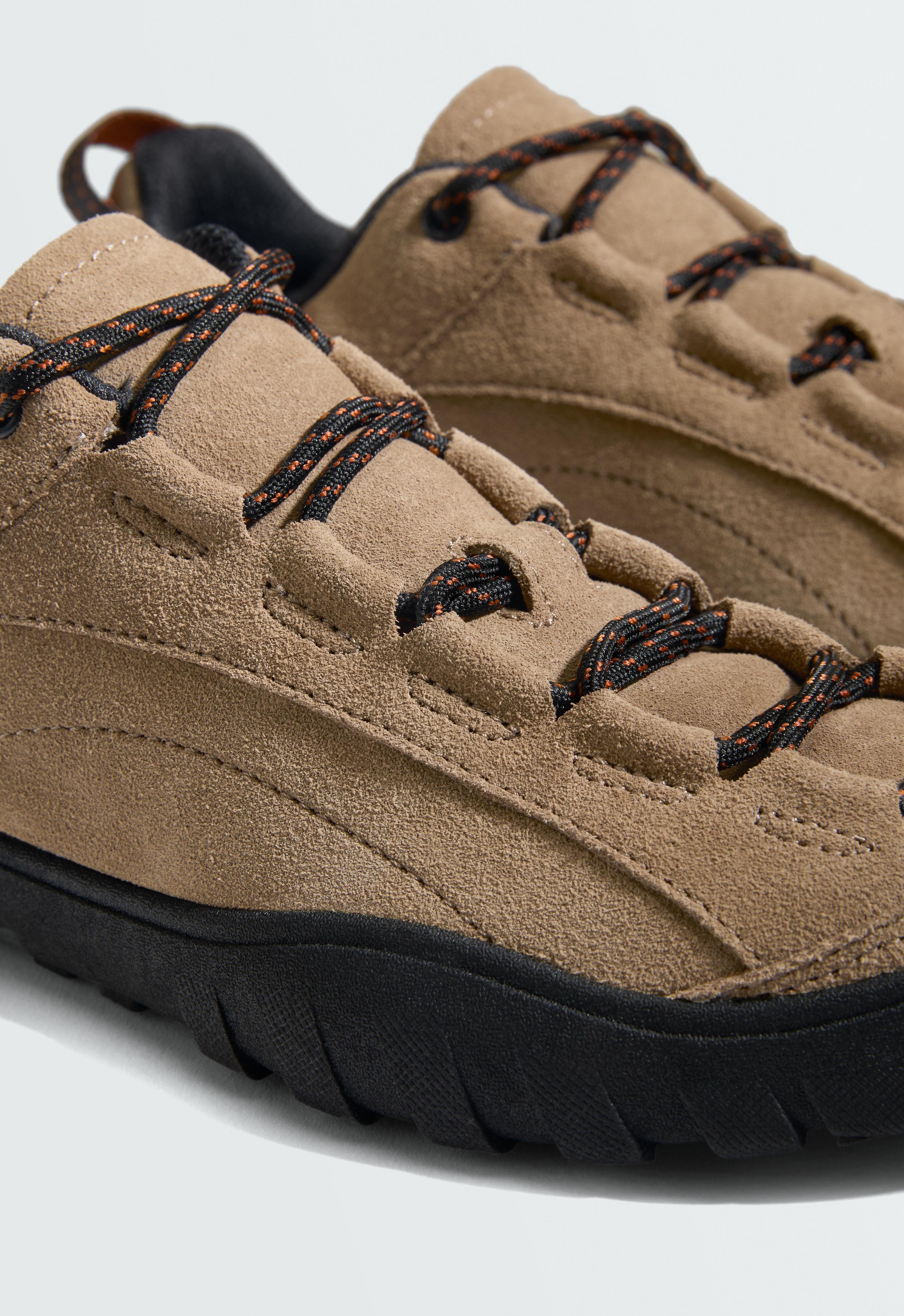 Sportschuhe aus Rauleder Sportschuhe aus Rauleder