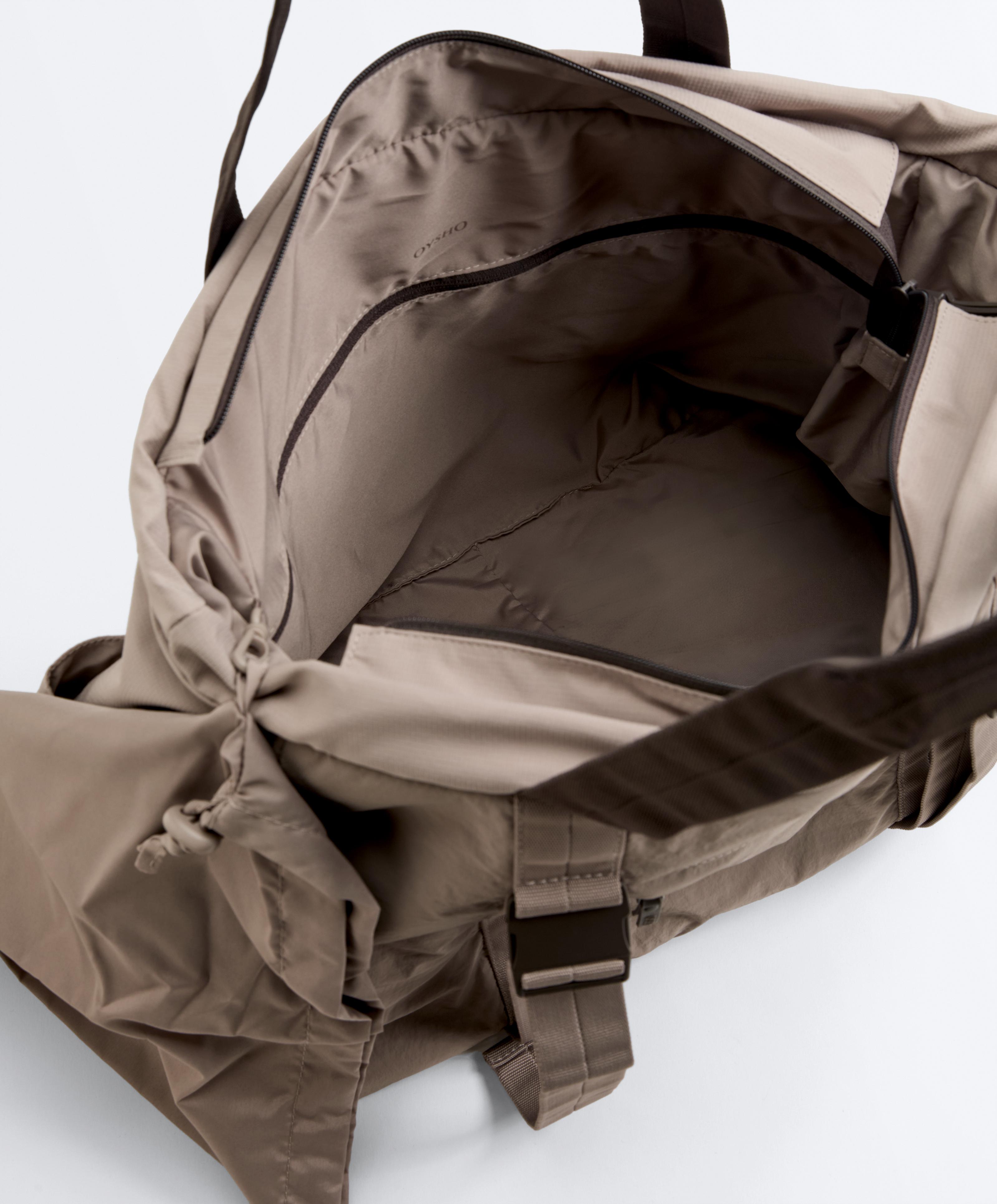 Adjustable strap tote bag