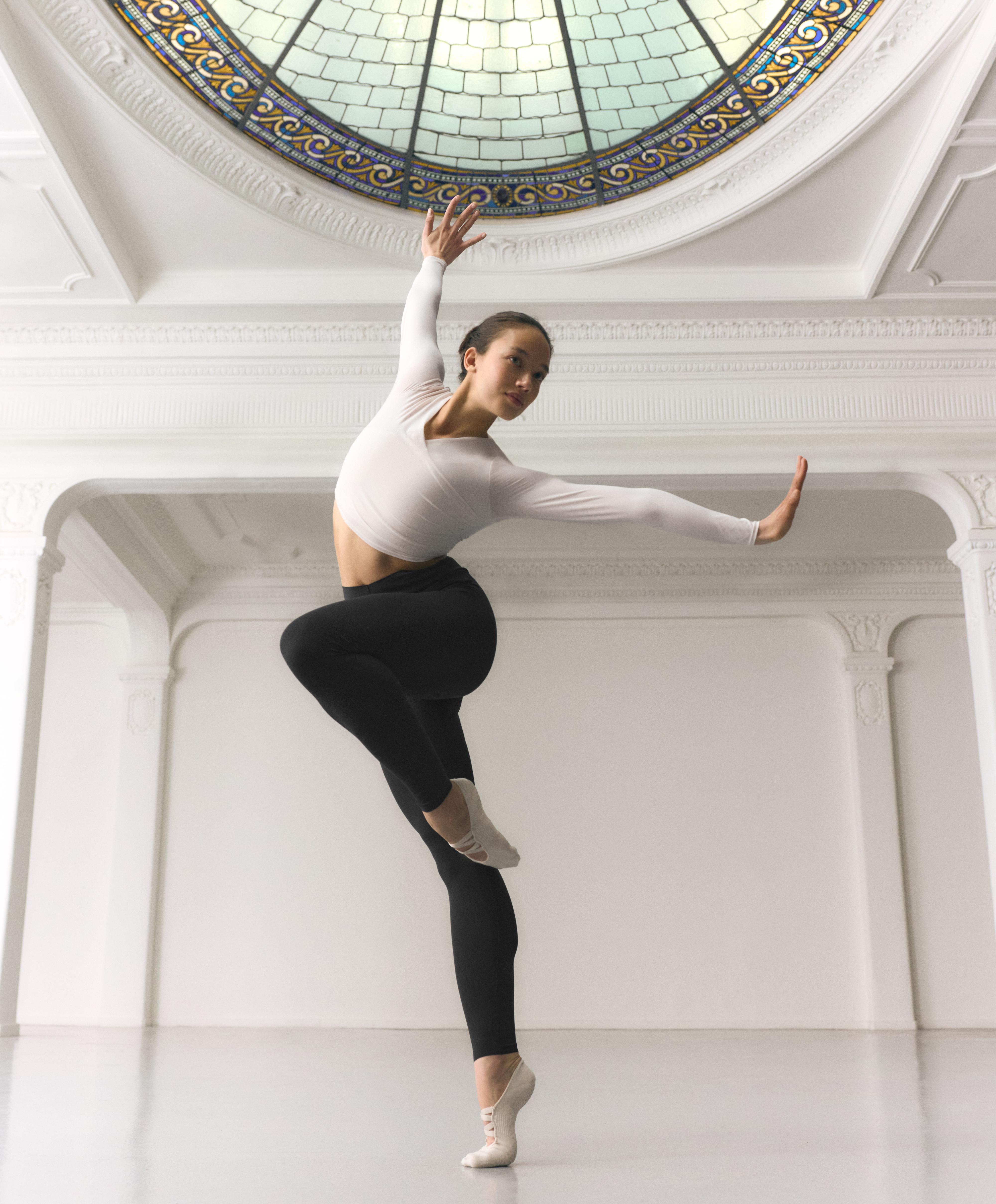 V-cut Light Touch 65cm high-rise ankle-length leggings — BLACK