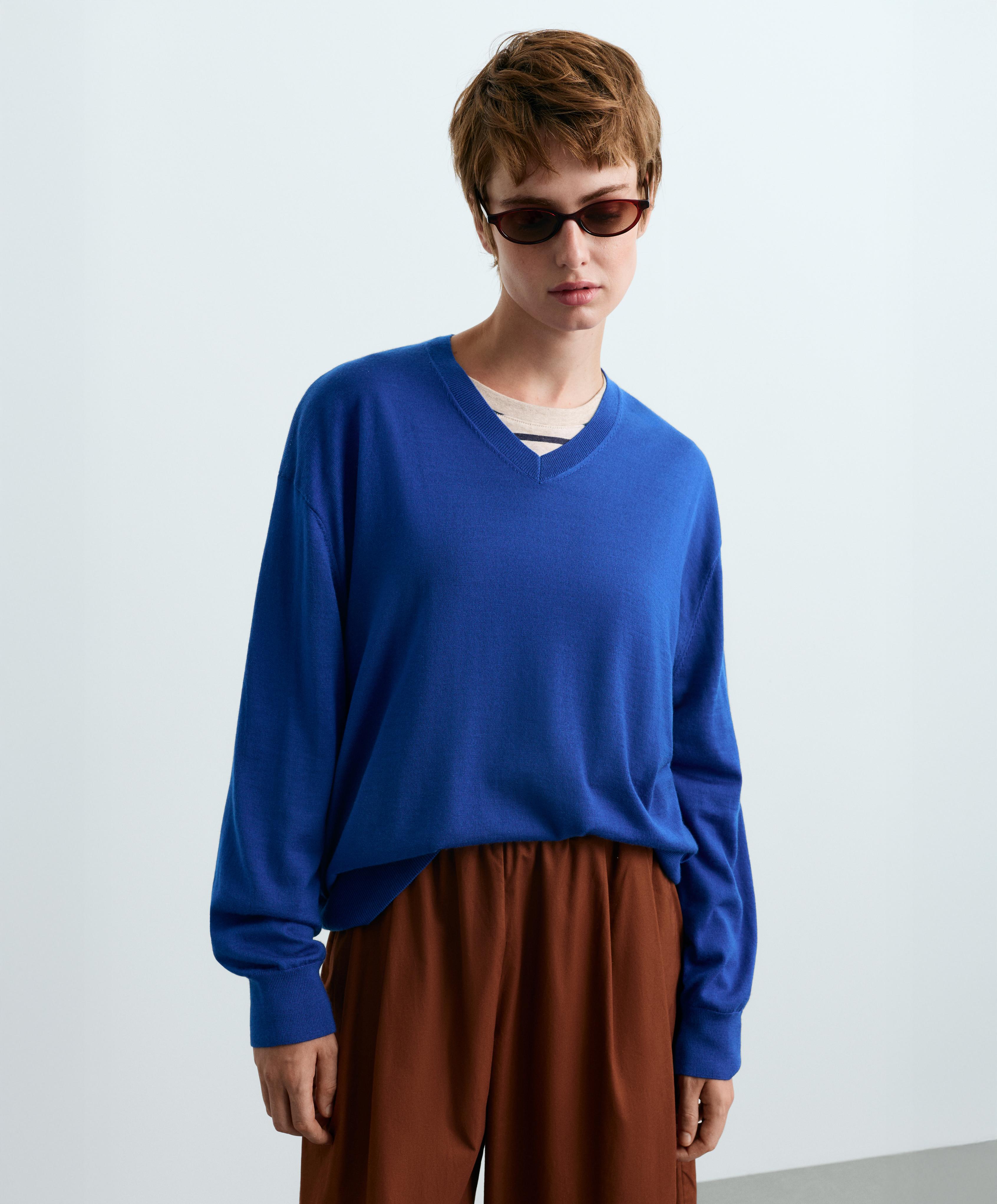 100% wool V-neck knit jumper — COBALT