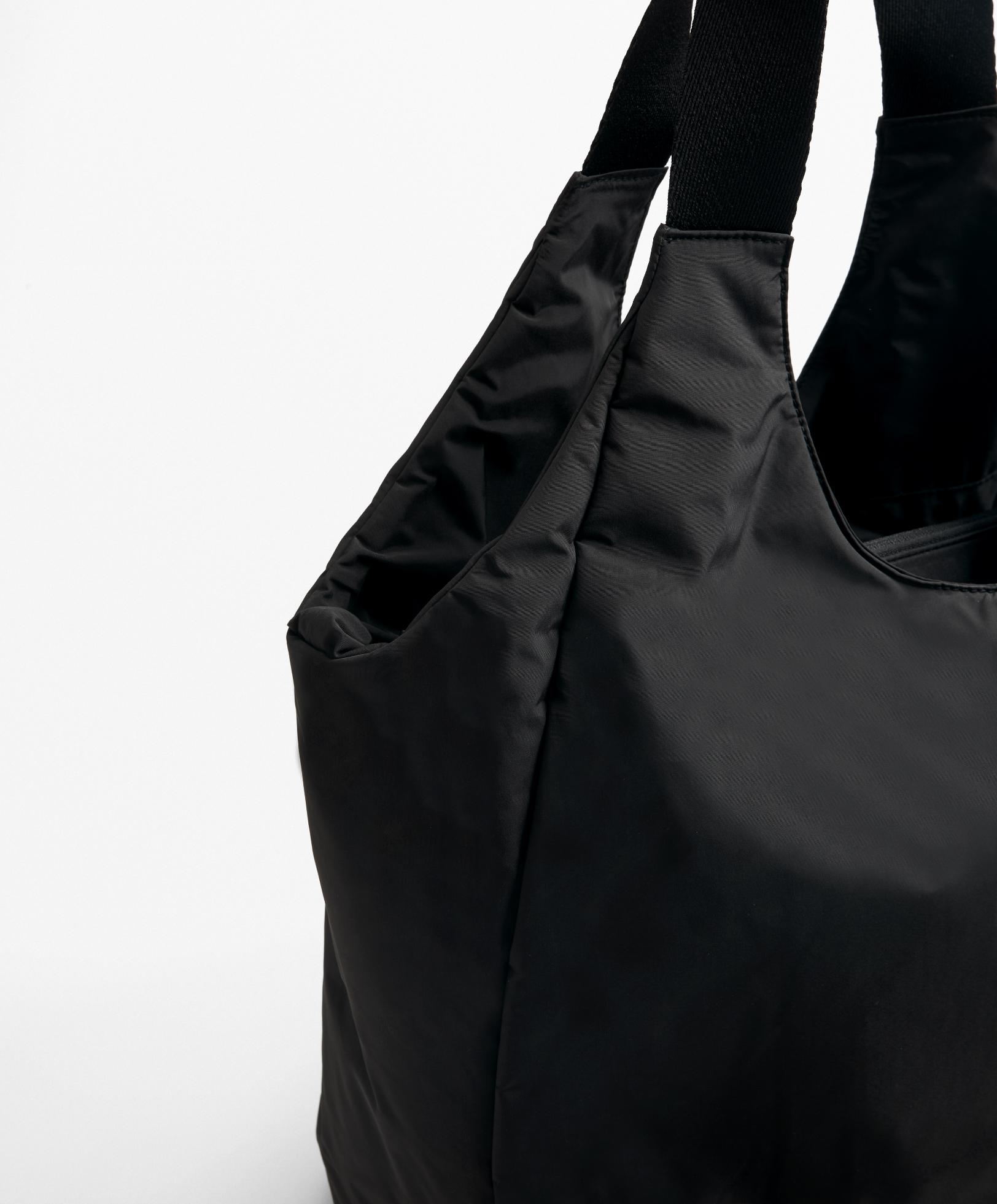 Shopper bag with contrasting handle