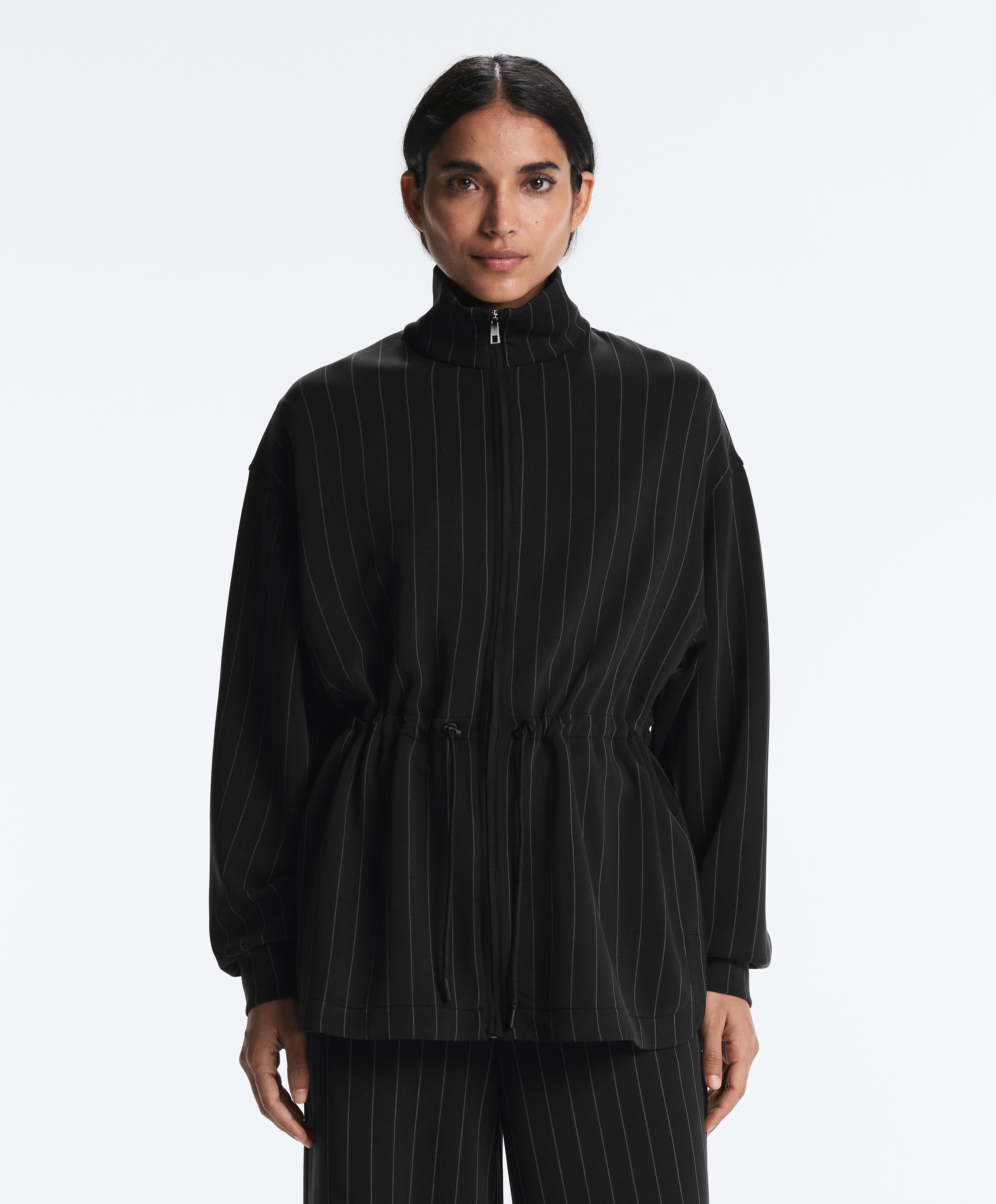 Lange Nadelstreifenjacke mit verstellbarer Taille und Stehkragen mit extra weichem Modal Lange Nadelstreifenjacke mit verstellbarer Taille und Stehkragen mit extra weichem Modal