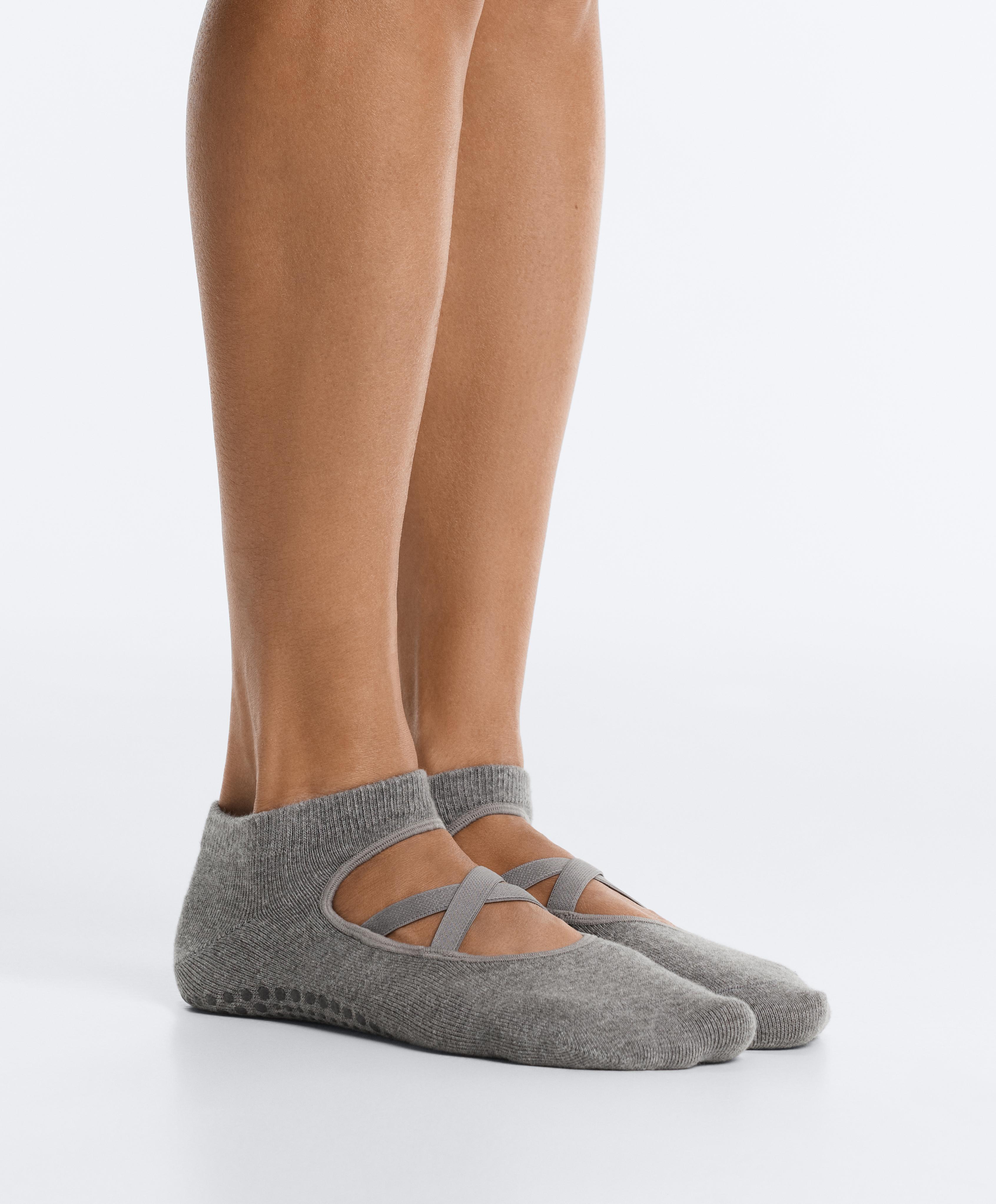 2 pairs of crossover strap cotton blend yoga and Pilates sneaker socks — PALE GREY MELANGE
