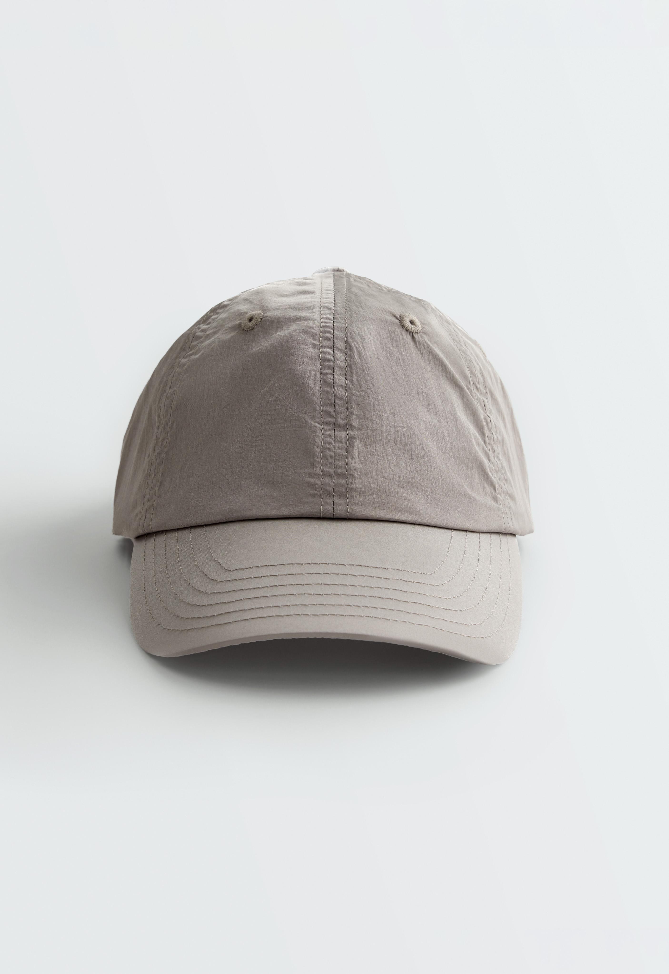 Lightweight sports cap