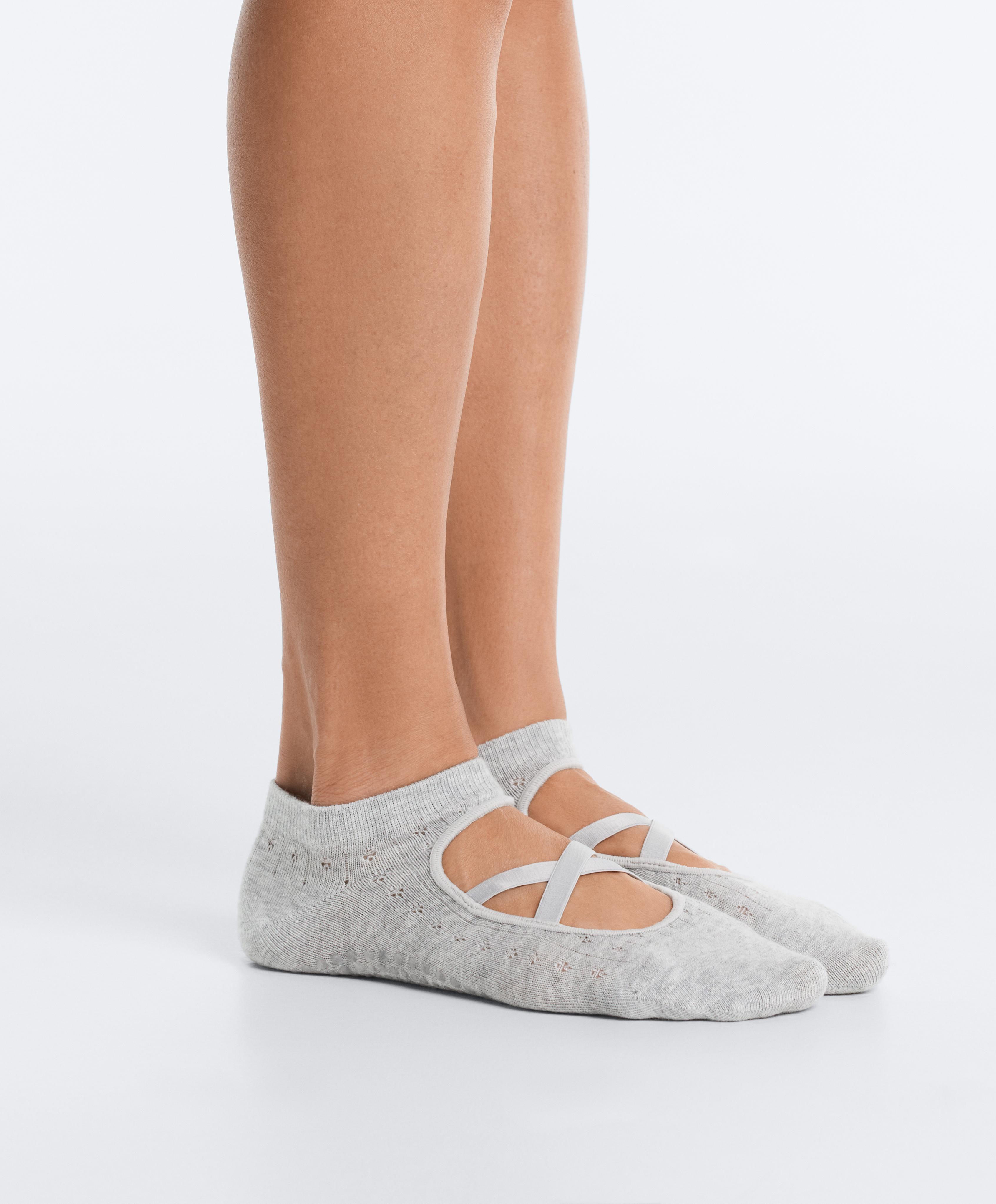 2 pairs of cotton blend yoga and Pilates sneaker socks with crossover straps — VANILLA