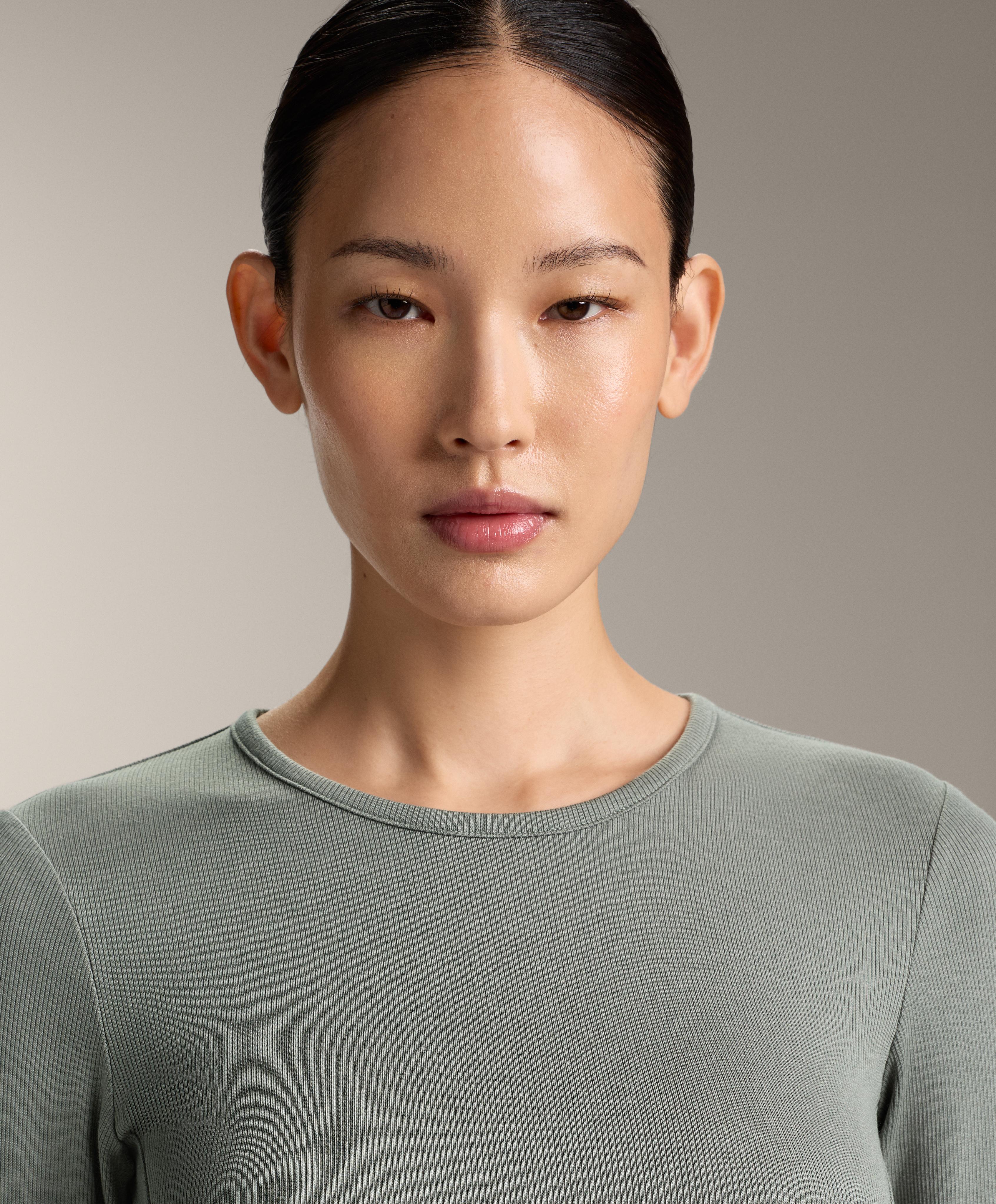 تيشيرت مضلع بأكمام طويلة ممزوج بالقطن والمودال تيشيرت مضلع بأكمام طويلة ممزوج بالقطن والمودال