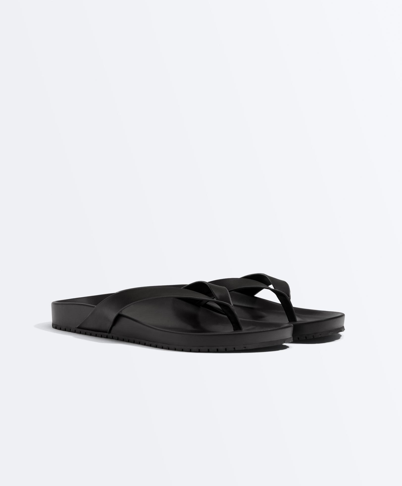 Sandalia plana con tiras
