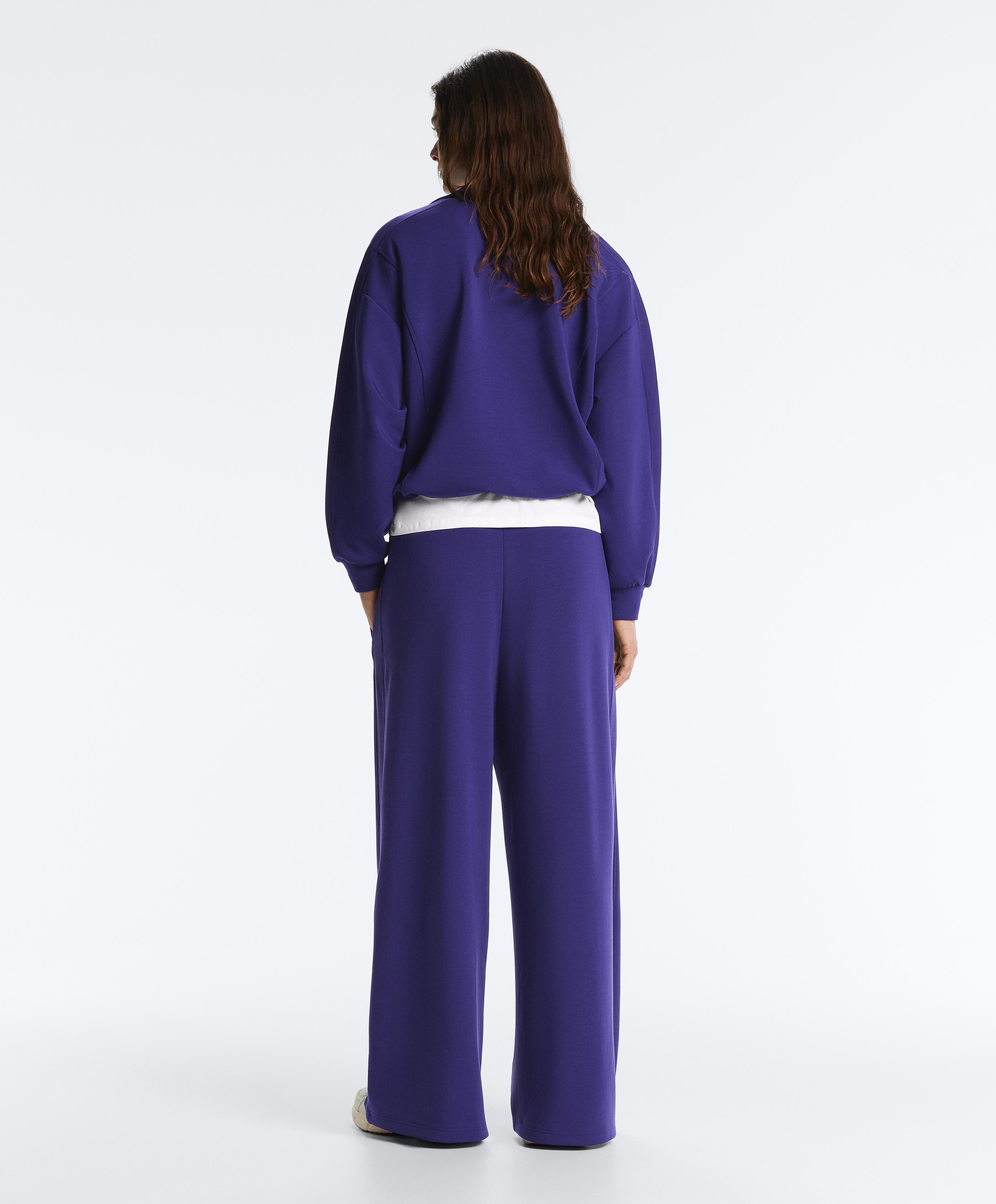 Straight wide total look with cobalt modal