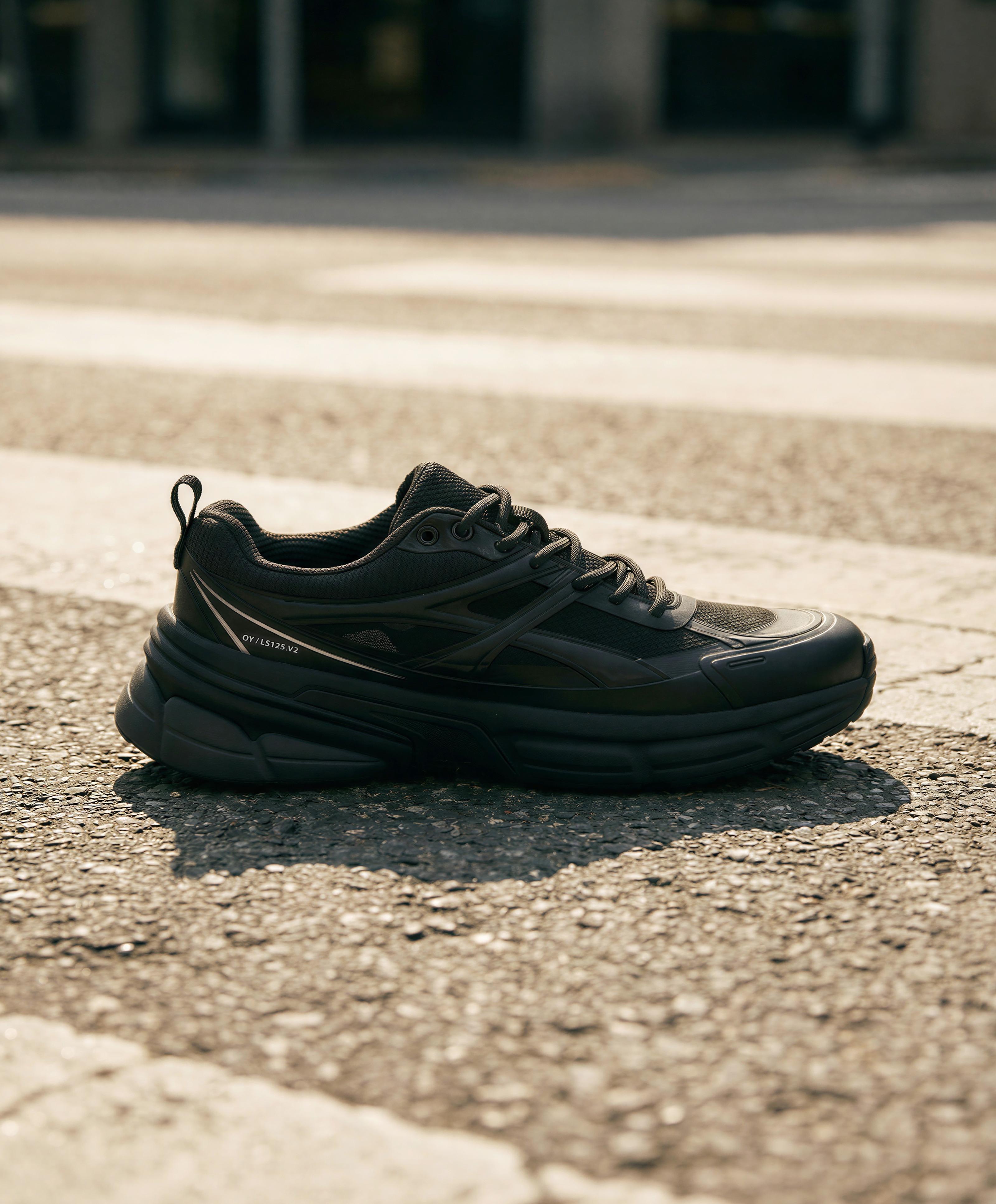 Running-style trainers — BLACK