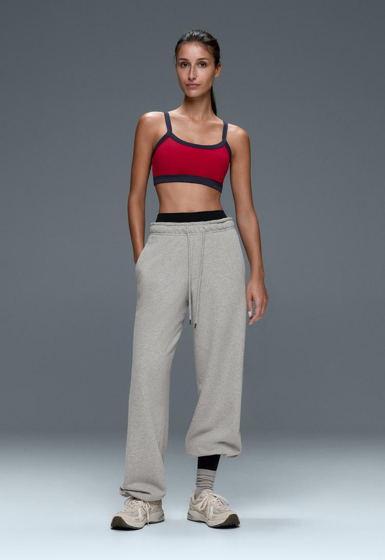 Medium-support contrast stitch Comfortlux sports bra — STRAWBERRY