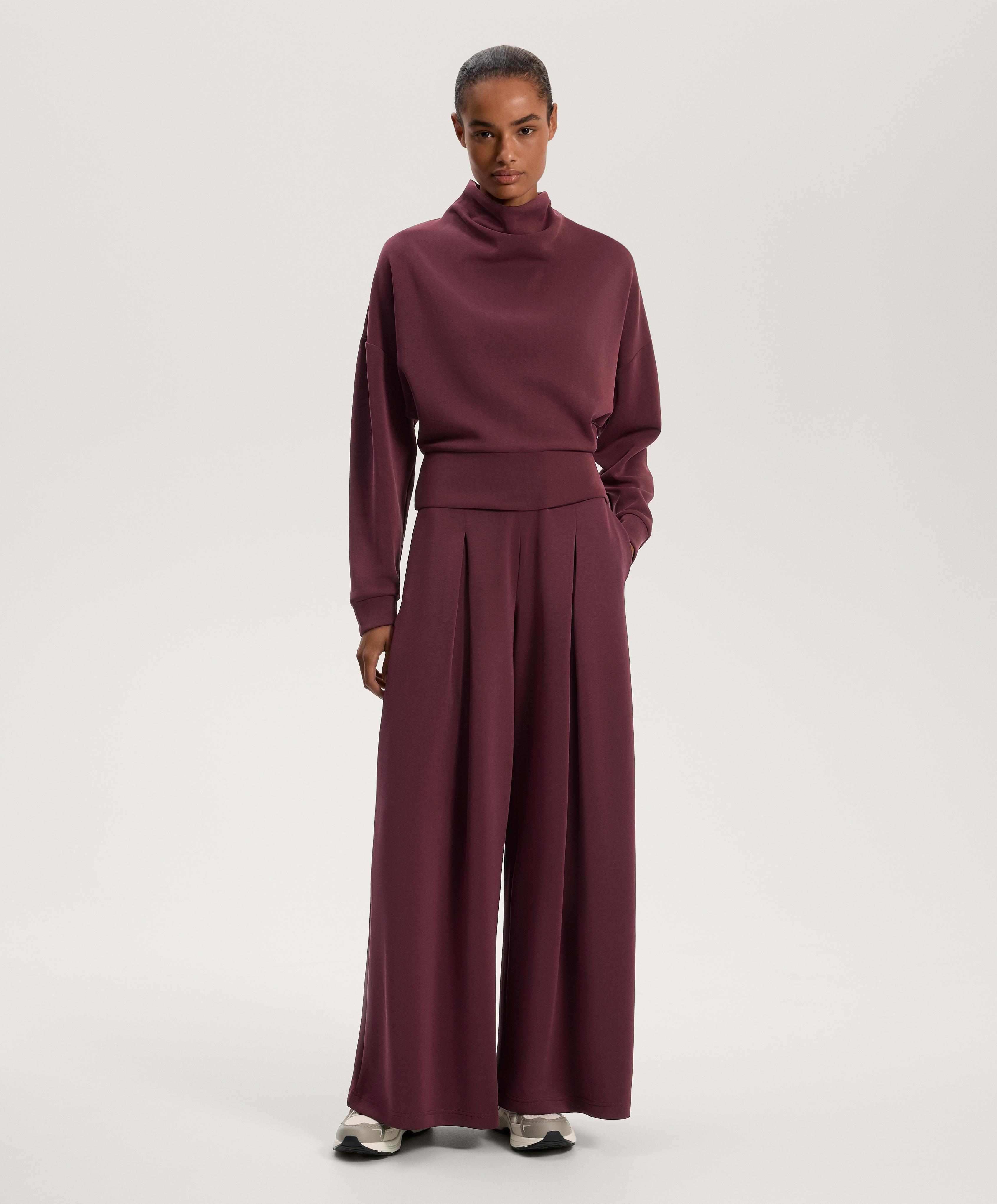 Wide front pleat total look with burundy modal Wide front pleat total look with burundy modal