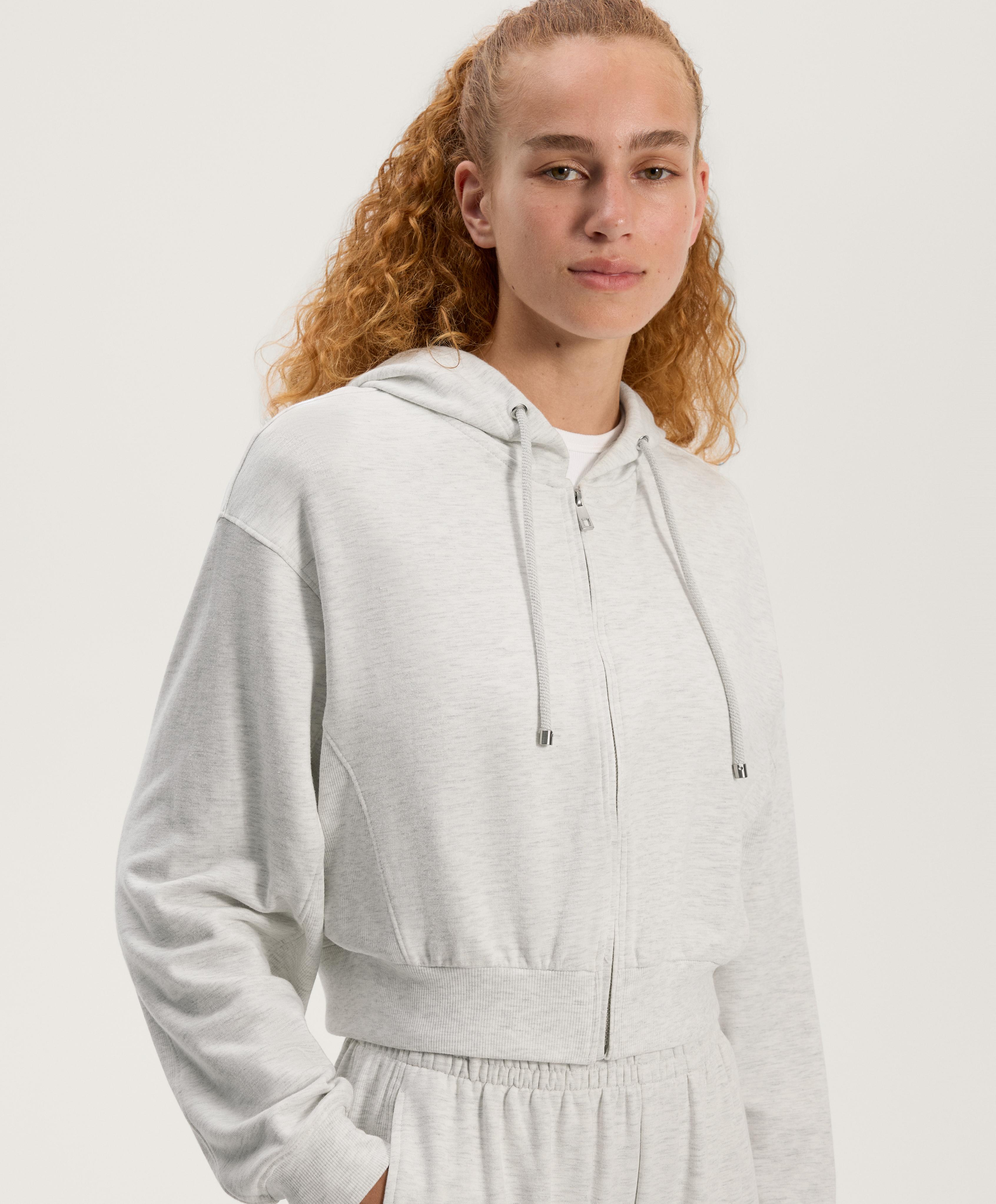 Кроп јакна со качулка и ребрест детаљ со памук и модал - Намалениe Кроп јакна со качулка и ребрест детаљ со памук и модал - Намалениe