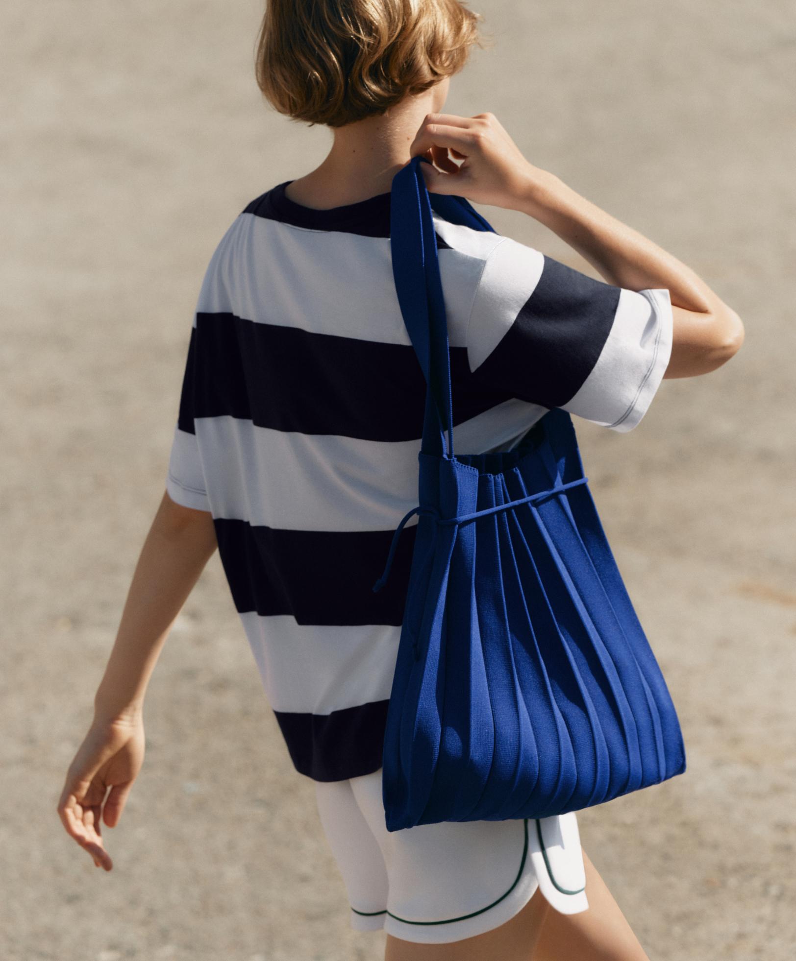 Pleated knit bag