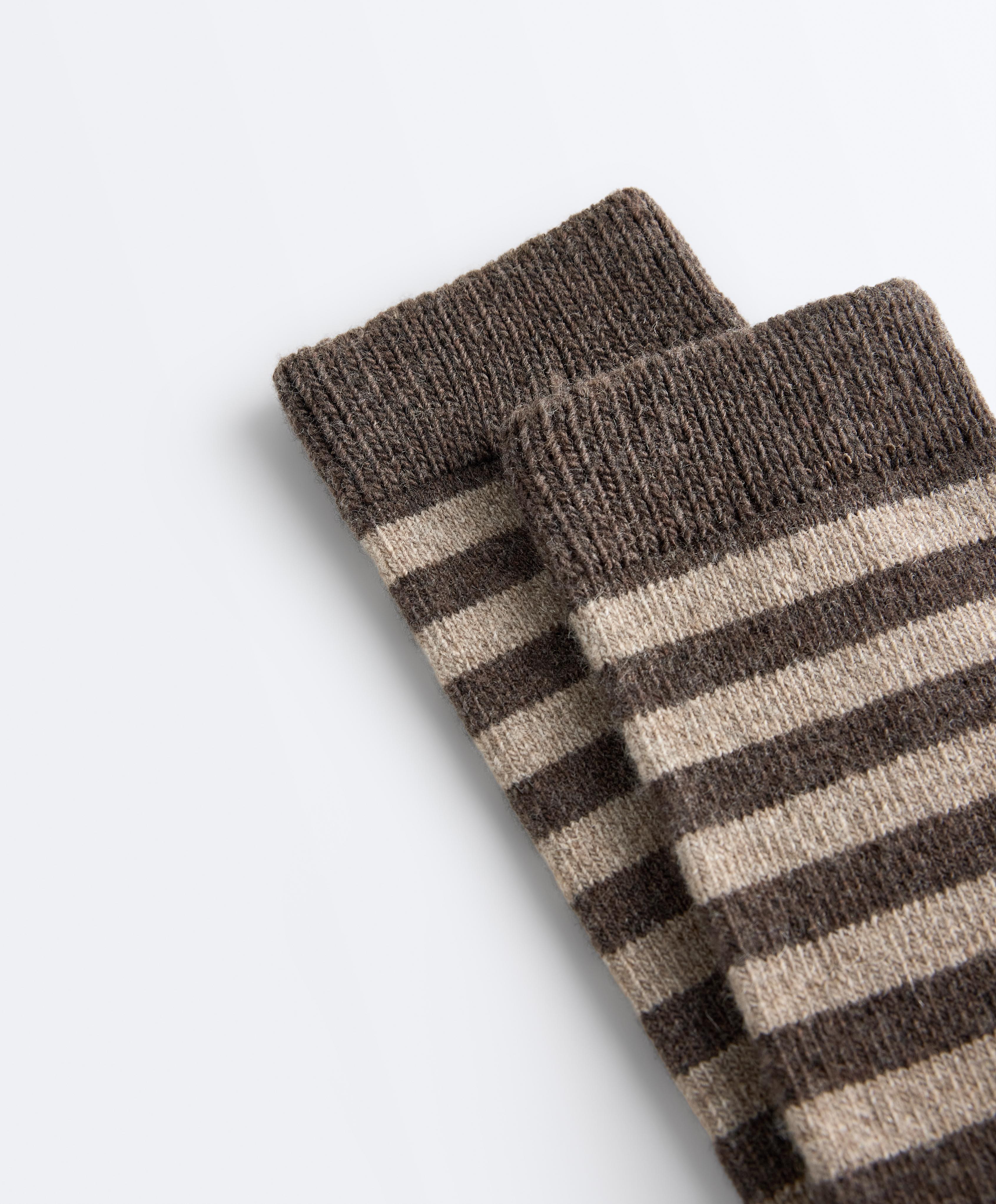 Classic socks in 19% cashmere 12% wool — DARK BROWN