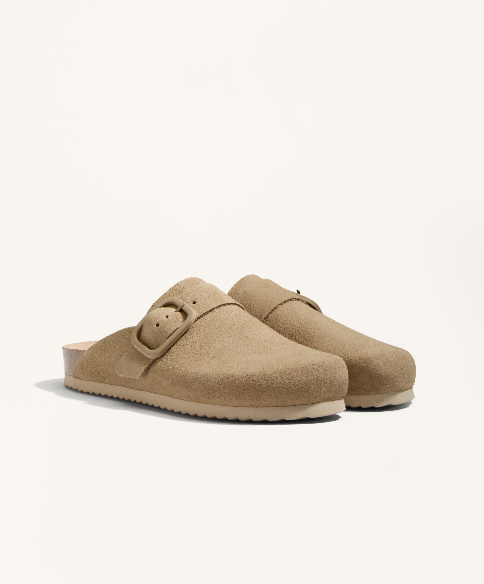 Sabots en daim à boucle