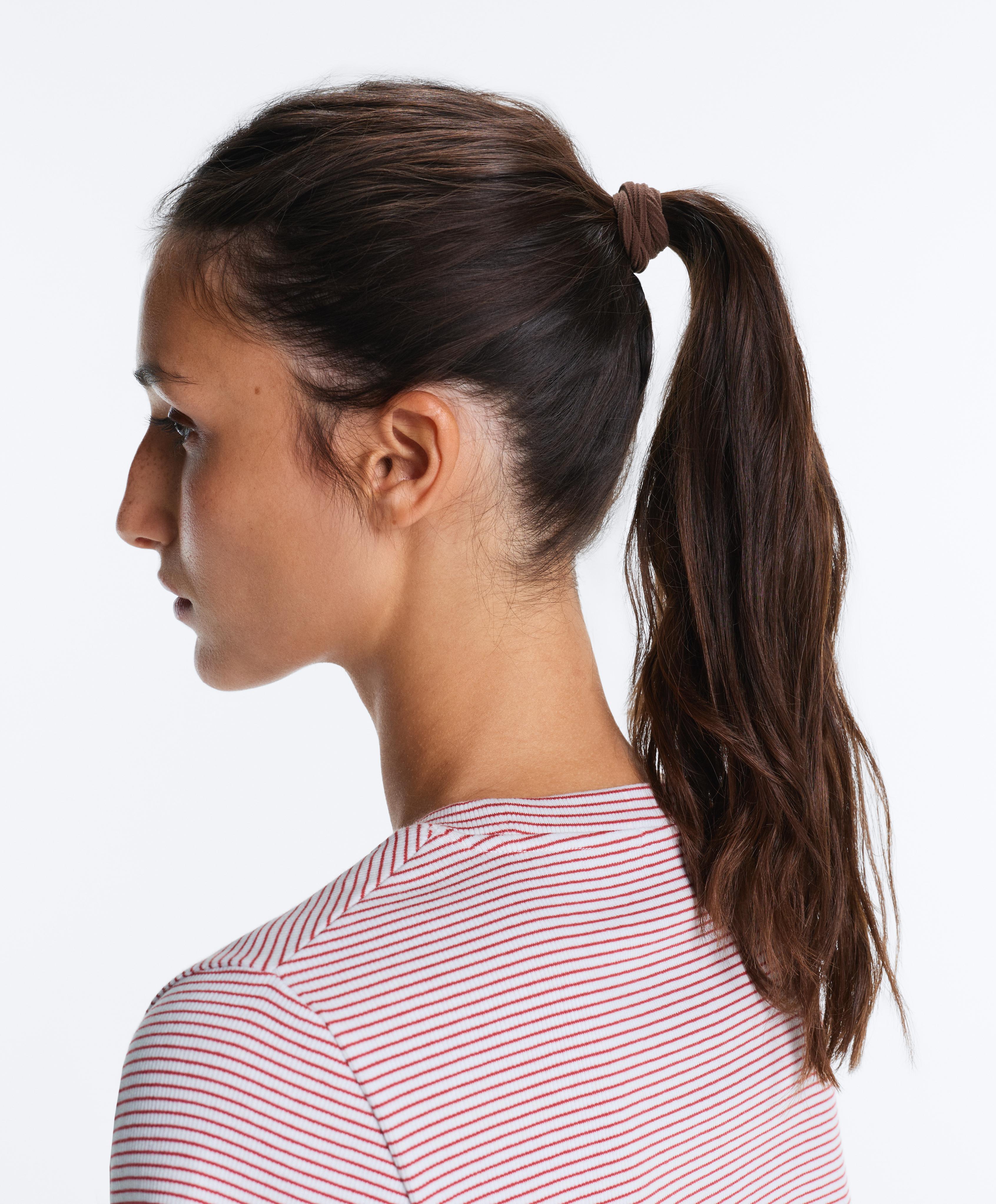 4 twist-effect scrunchies — TAN
