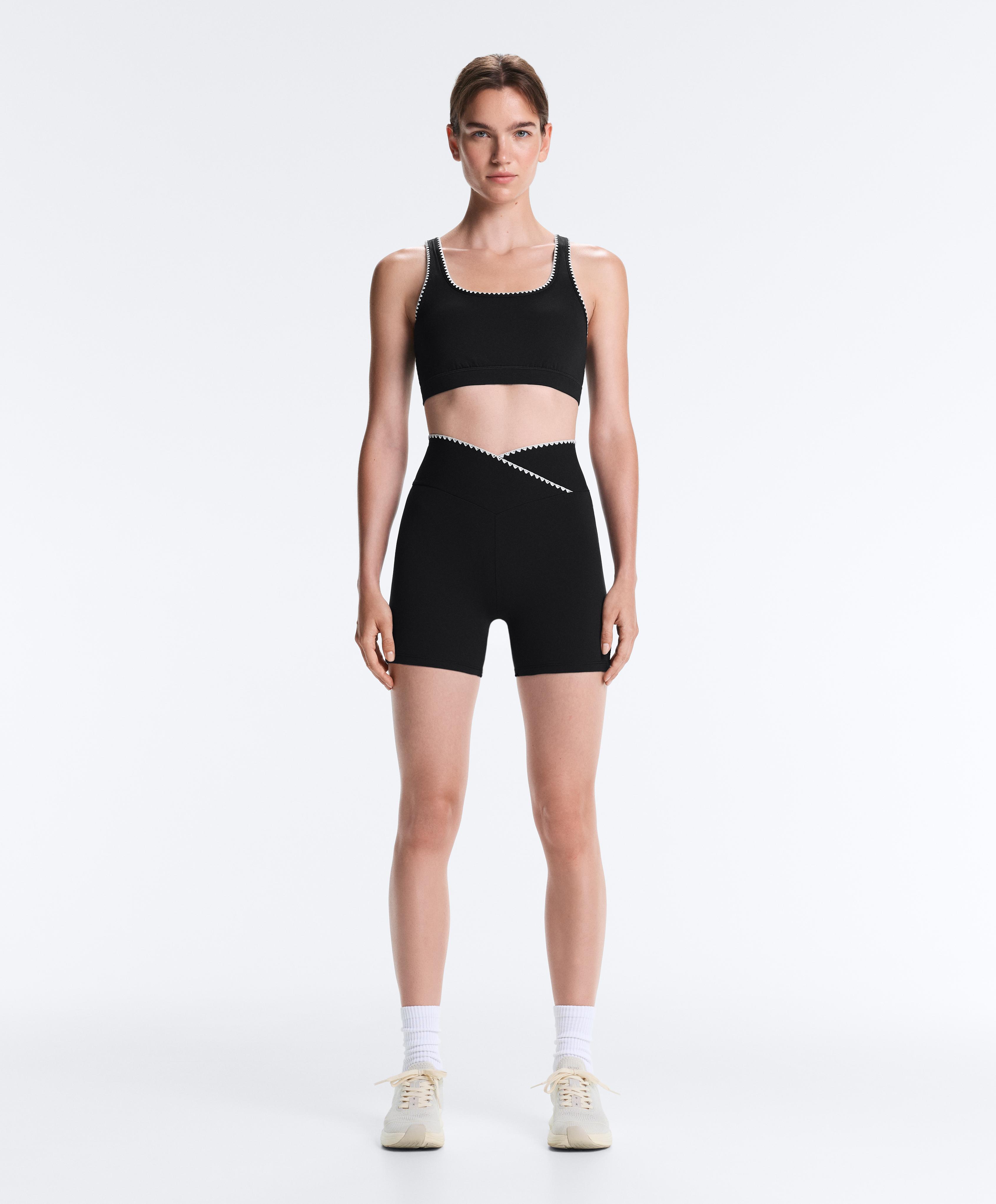 Comfortlux V-waist 10cm hot pants with contrast stitching — BLACK