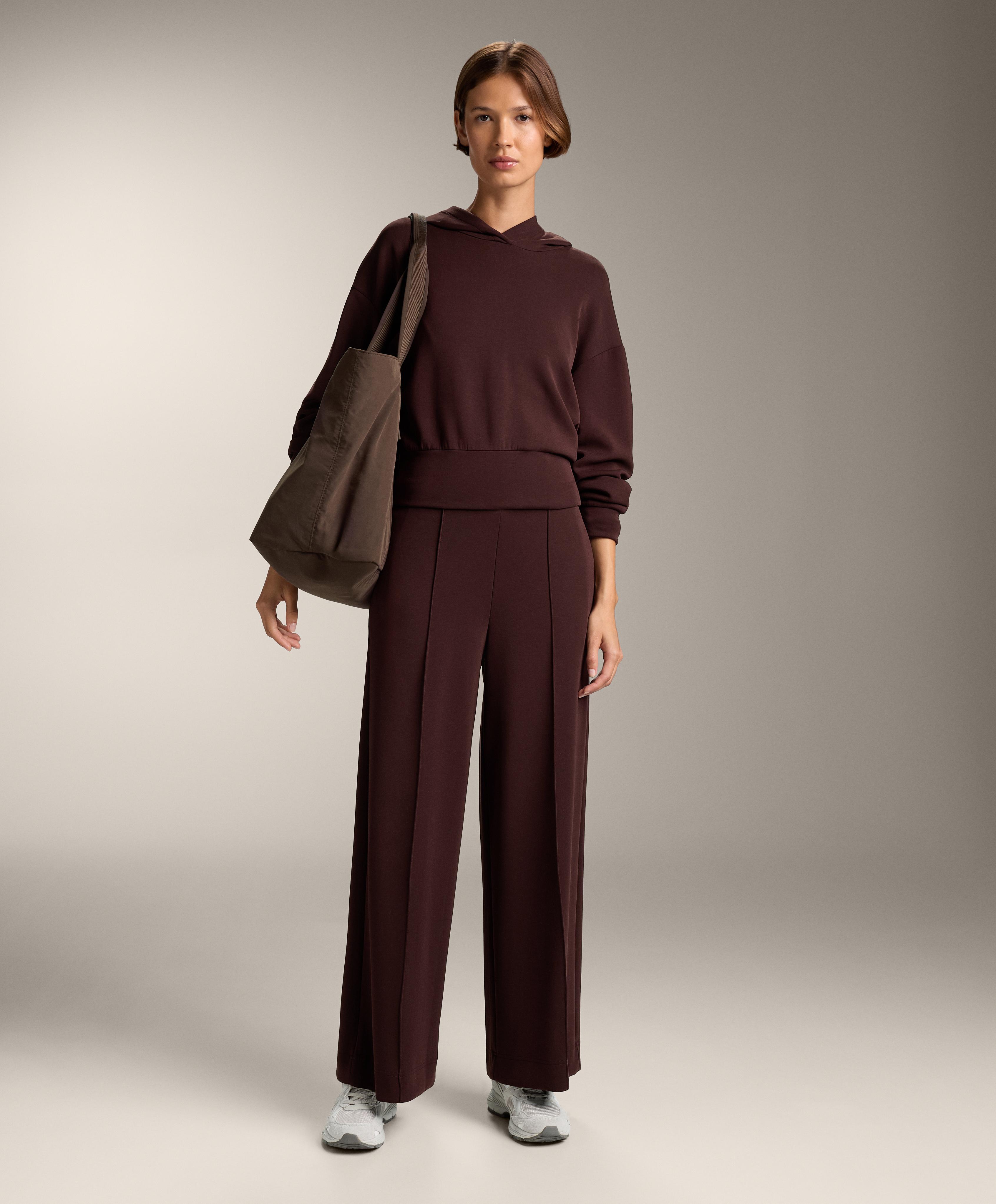 Crop kirol-jertsea txanoarekin eta gerri doigarriarekin, ukipen leuneko modalarekin