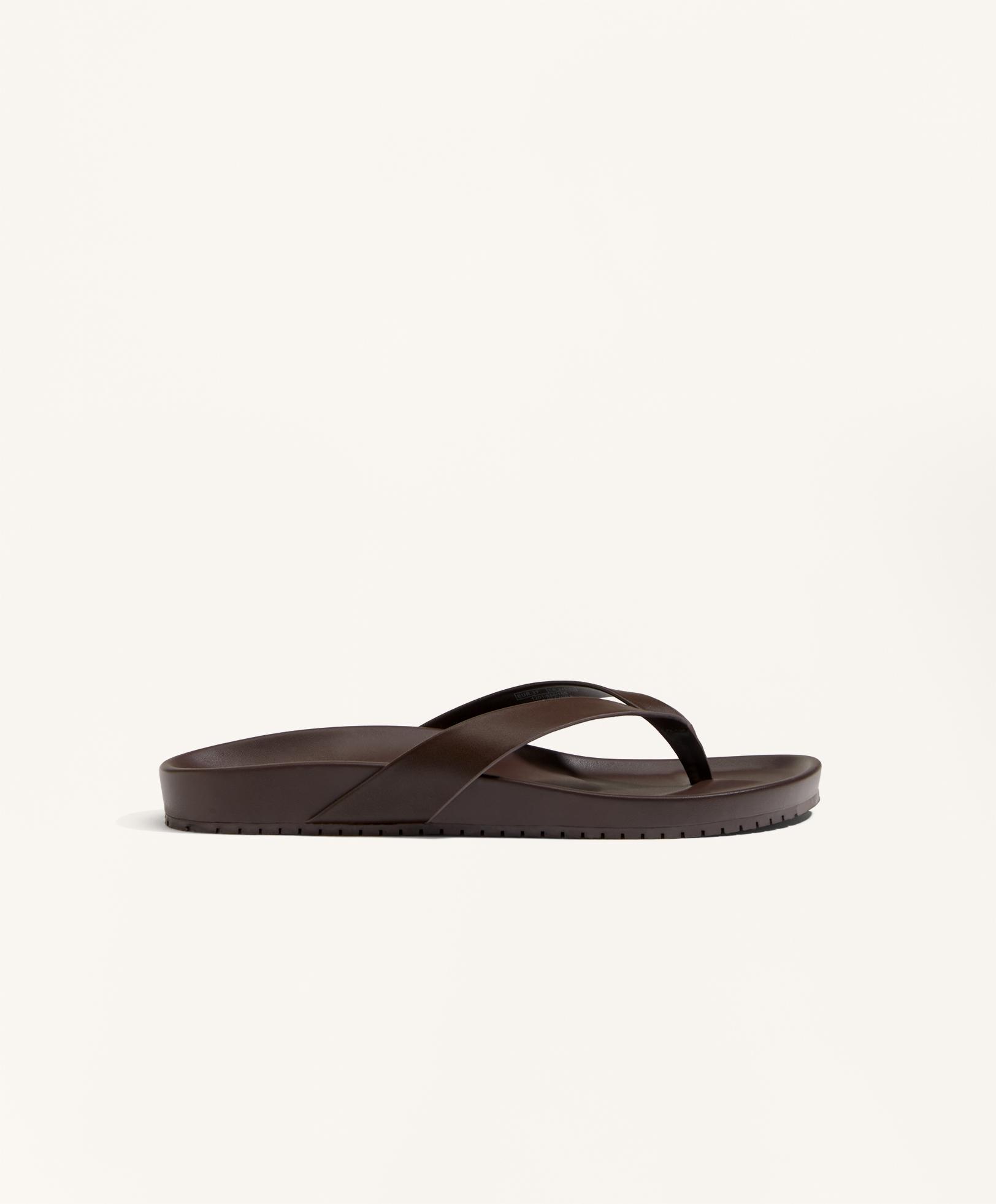 Strappy flat sandal Strappy flat sandal