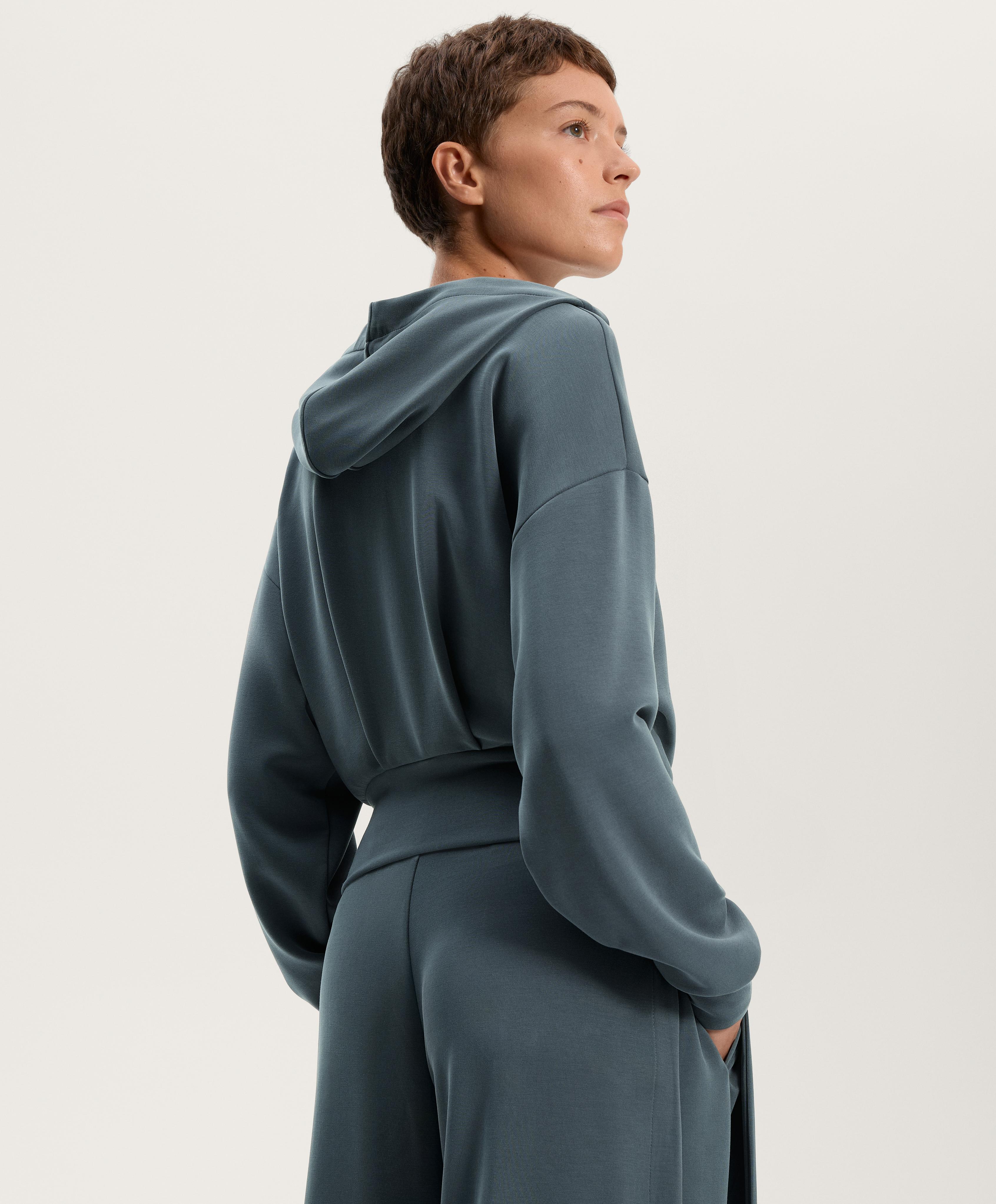 Sudadera crop con capucha y cintura ajustada con modal tacto suave