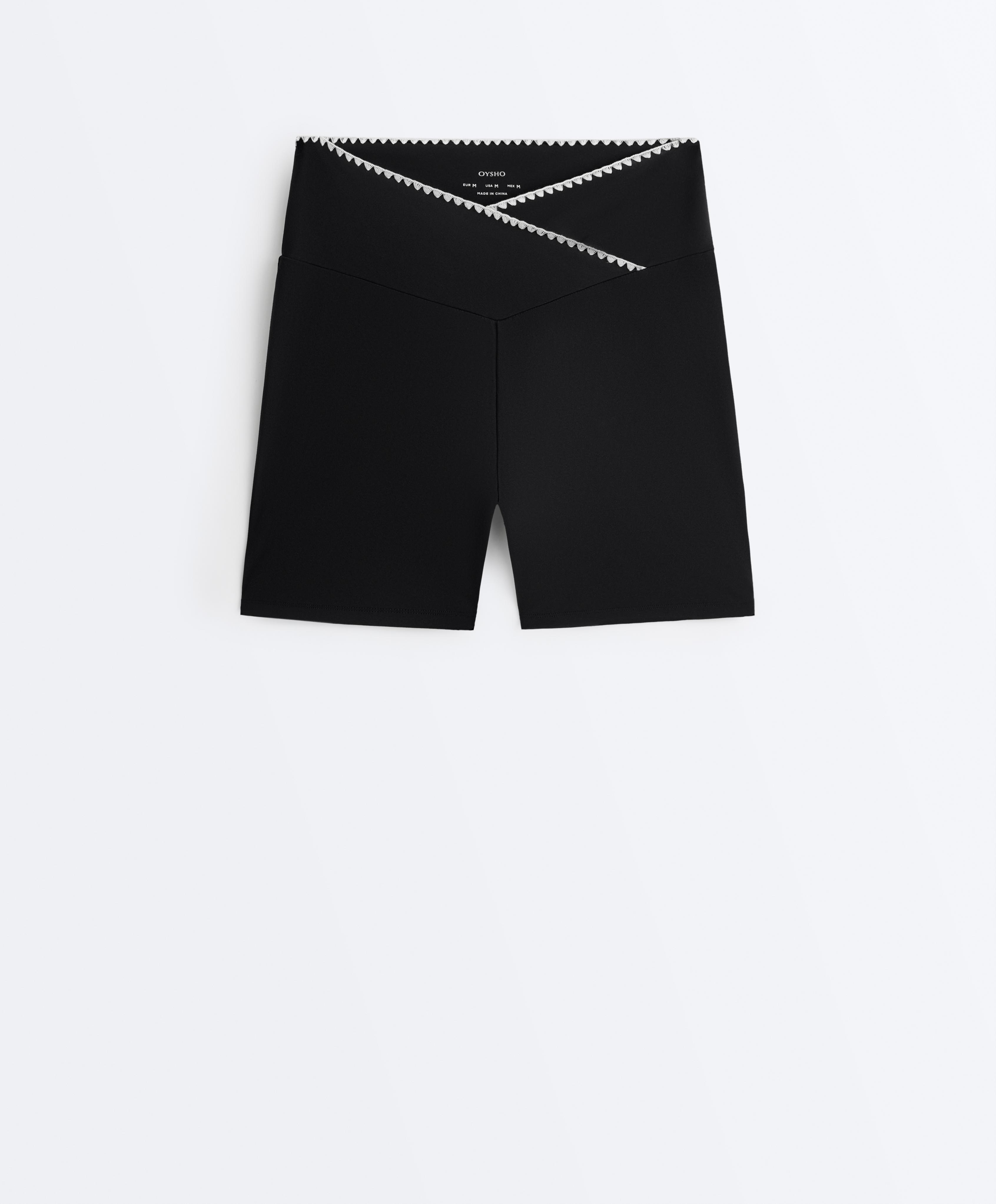 Comfortlux V-waist 10cm hot pants with contrast stitching — BLACK