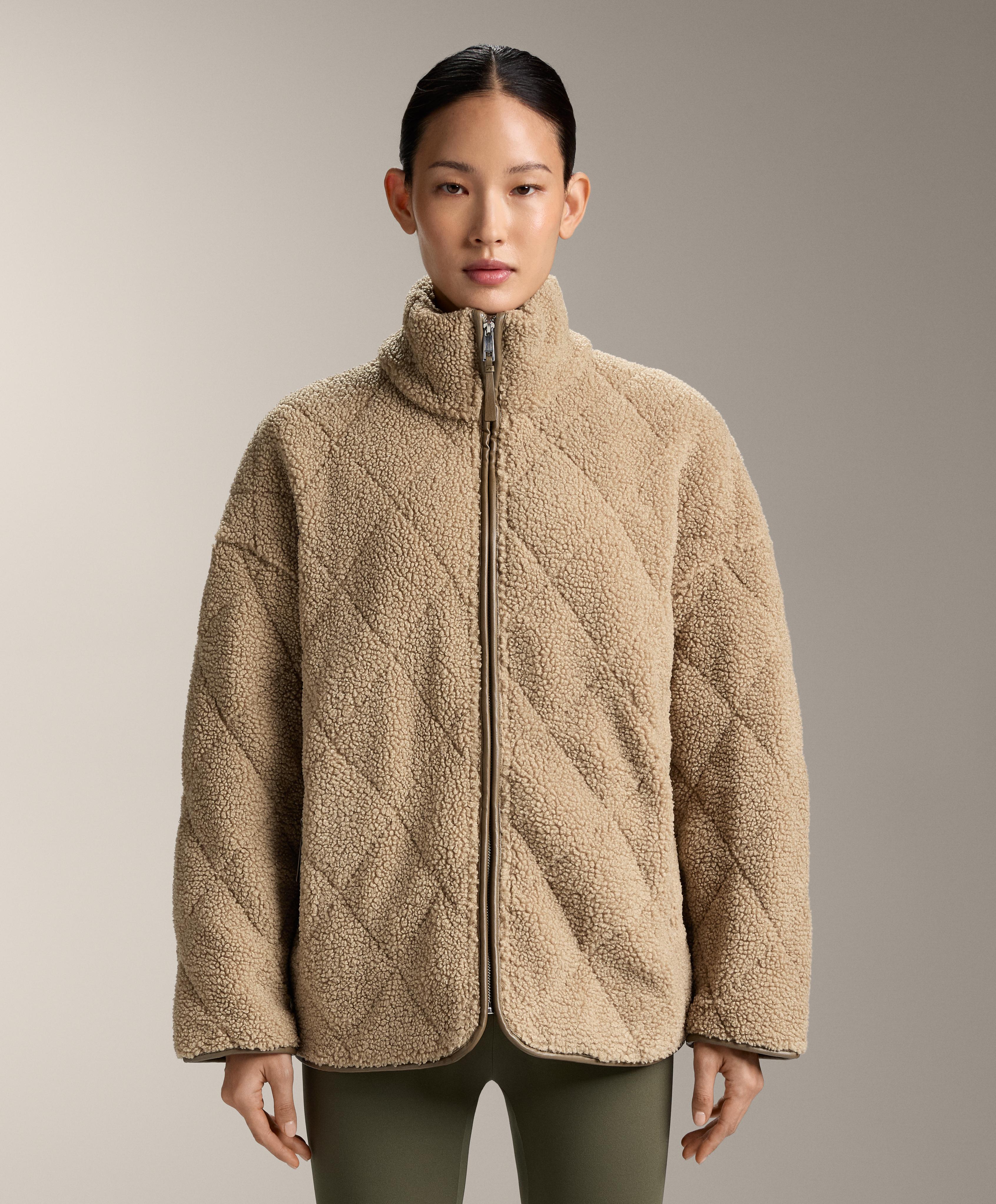 Bunda z umělého beránka s prošívanými kosočtverci