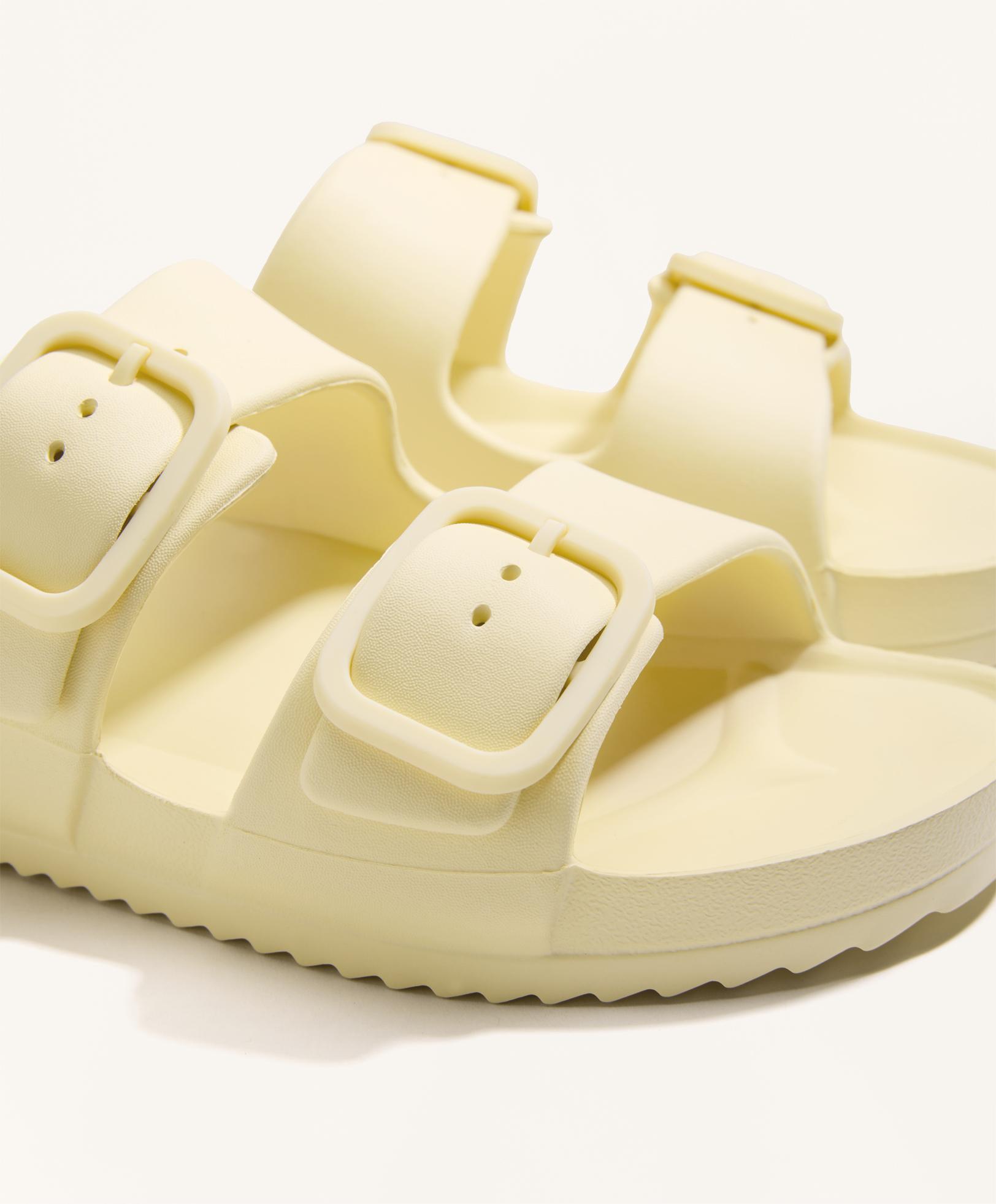 Sandalen met gespen Sandalen met gespen