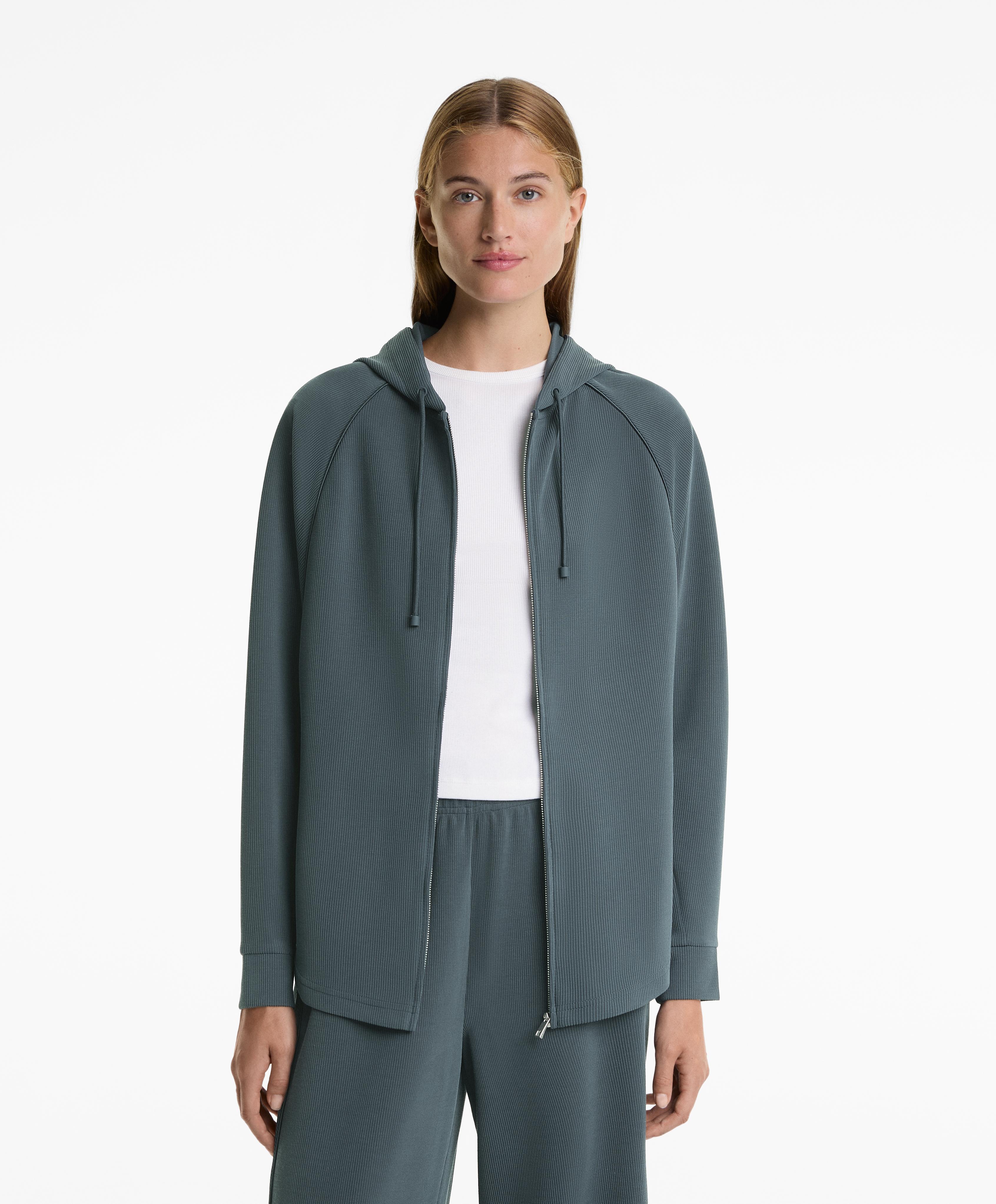 Veste rib à capuche avec 29% de modal
