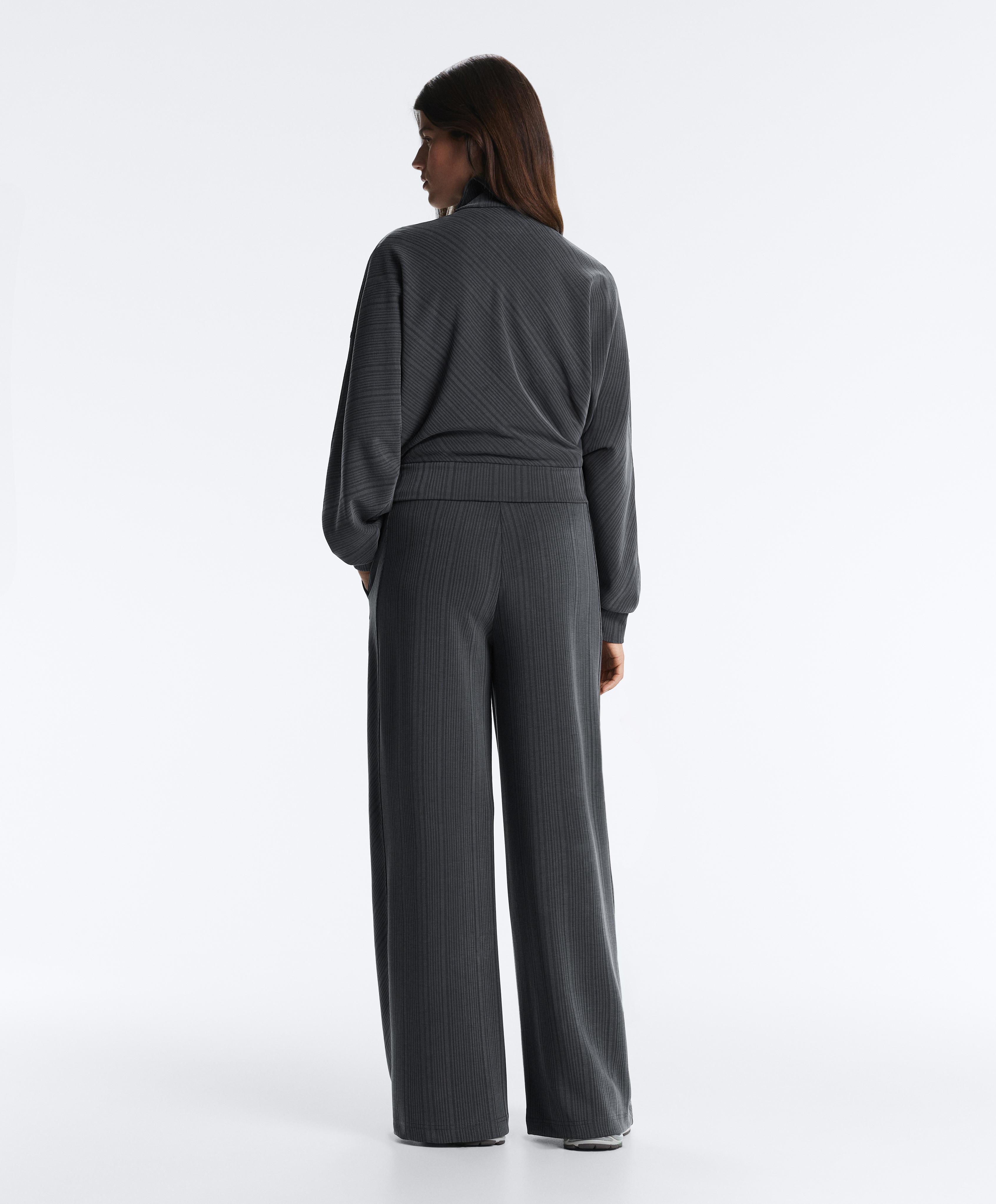 Total look met asymmetrische streep in donkergrijs