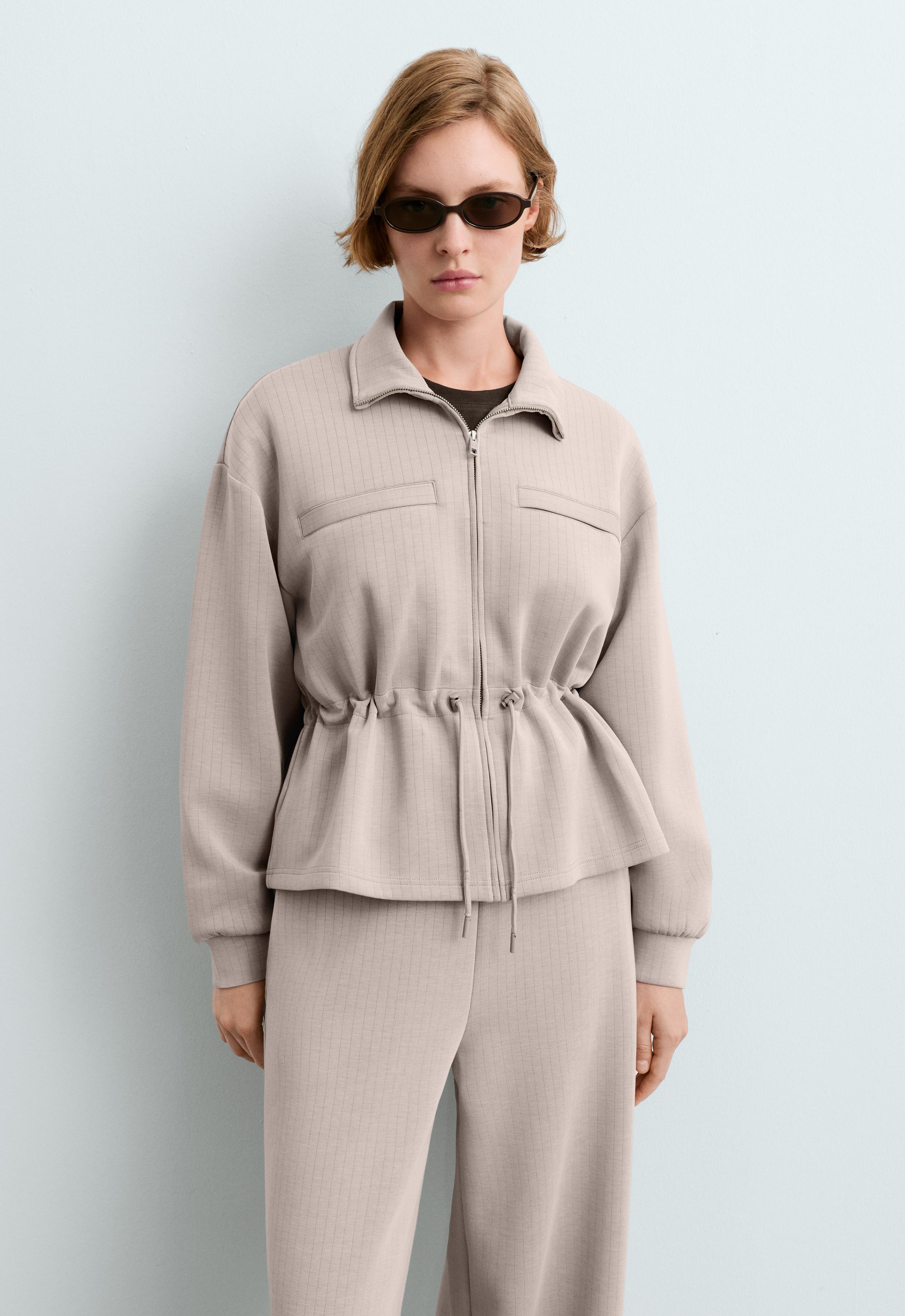 Kurze Jacke mit Modal und Nadelstreifen-Print Kurze Jacke mit Modal und Nadelstreifen-Print